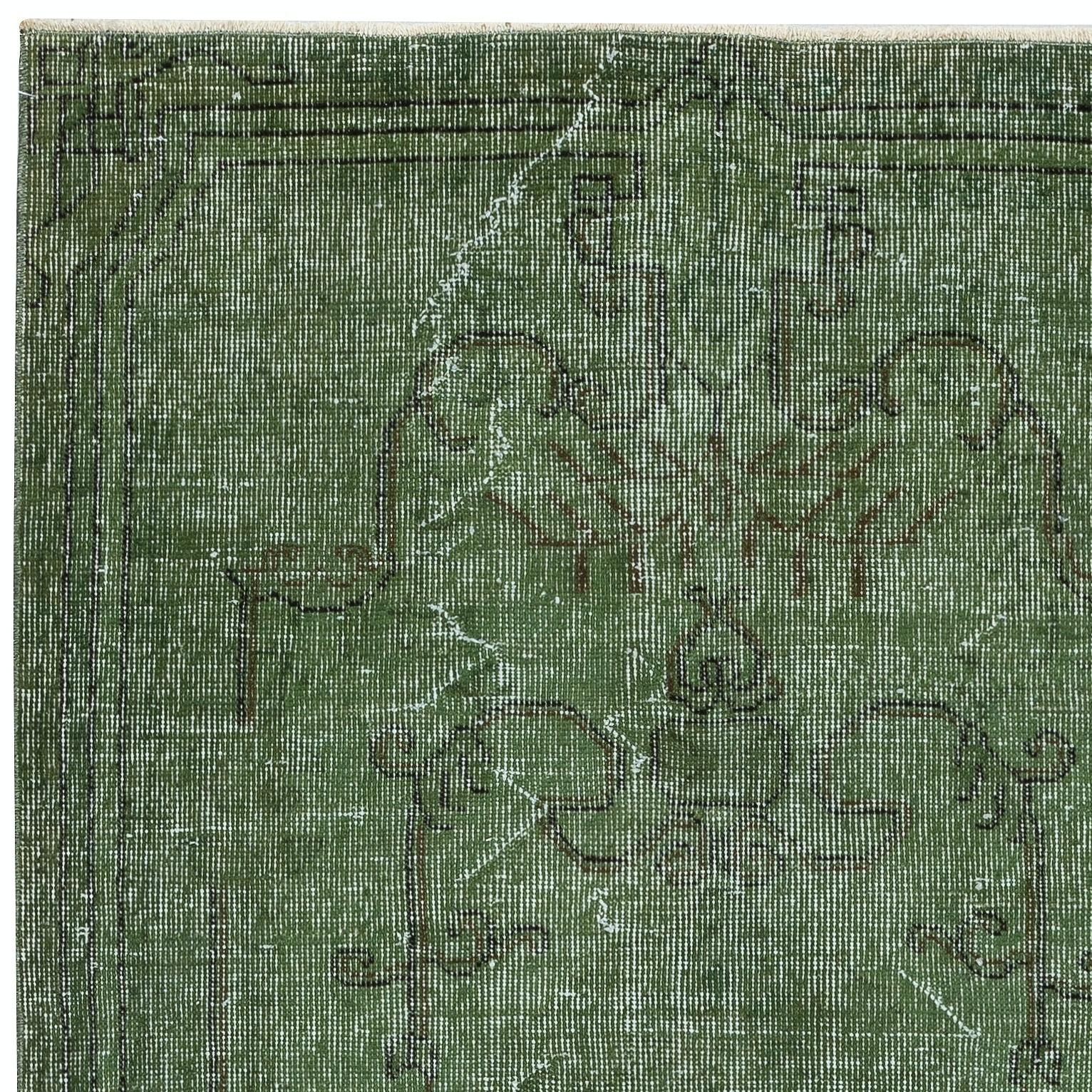 3.7x6.7 Ft Vintage Rug Overdyed in Grün für modernes Interieur. Handgefertigt in der Türkei (Handgeknüpft) im Angebot