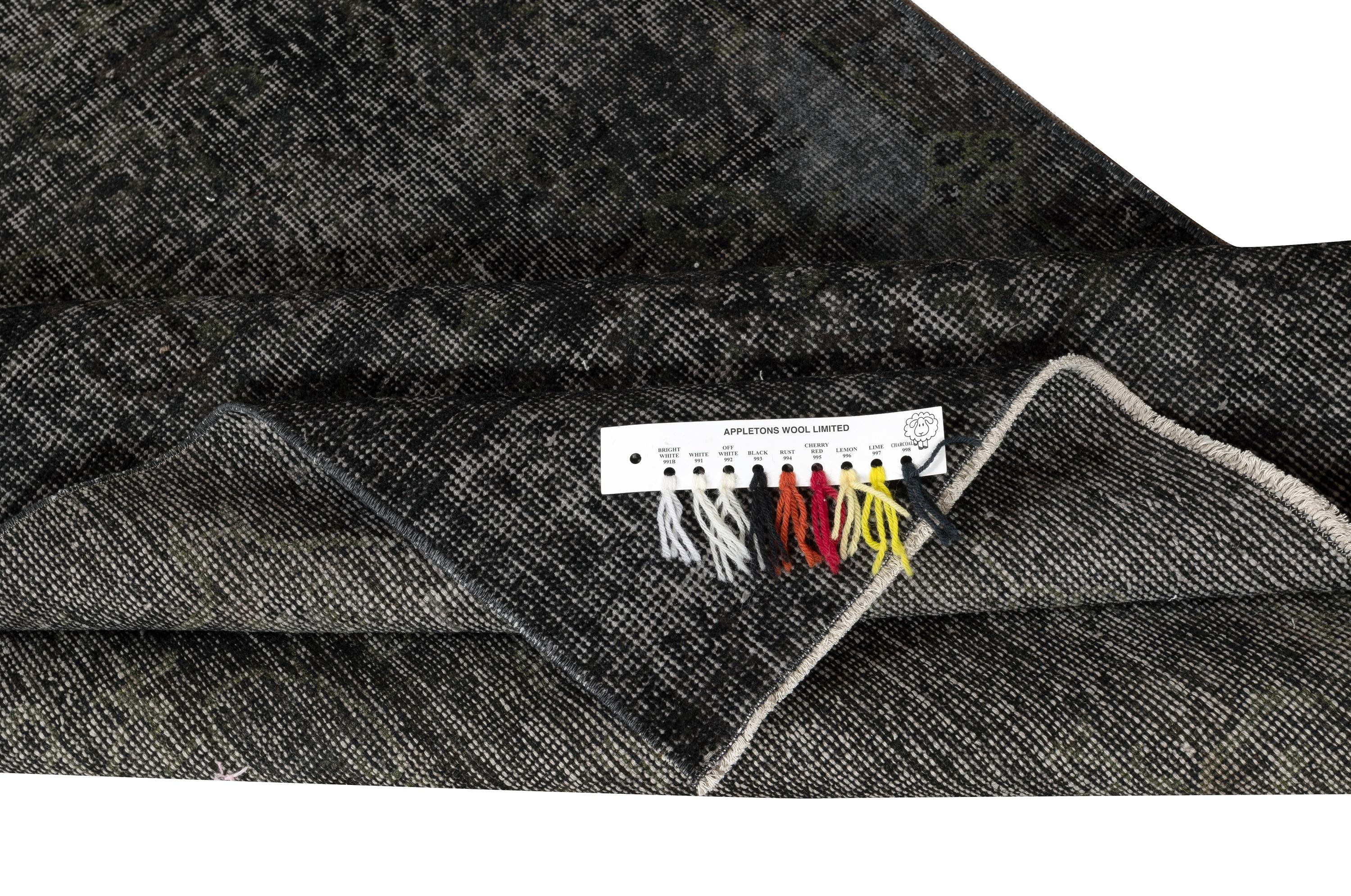 3.7x6.8 Ft handgeknüpft Vintage Türkisch Teppich Redyed in Schwarz für moderne Innenräume (Moderne) im Angebot