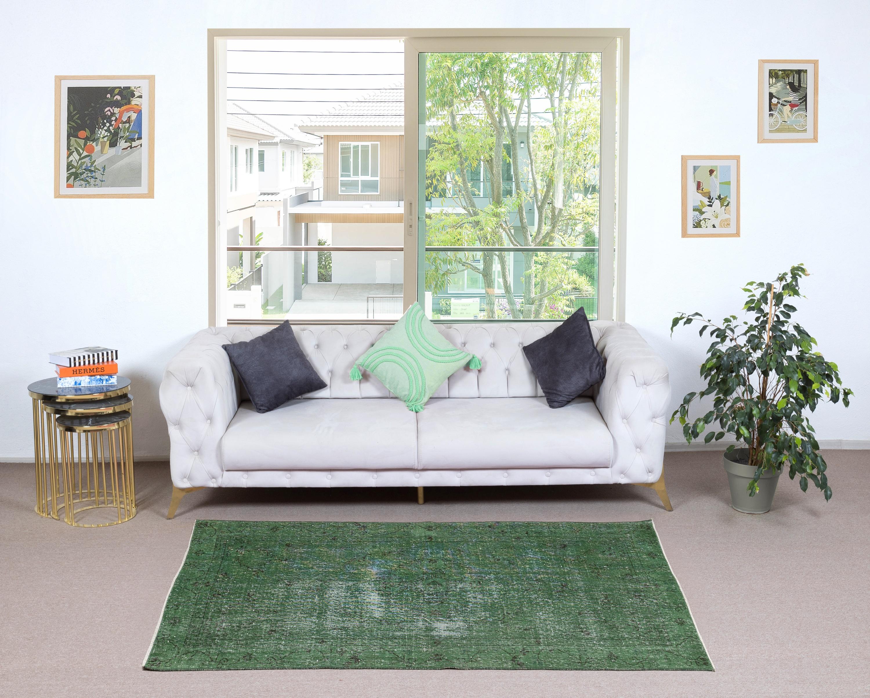 Unsere gefärbten Teppiche sind allesamt handgeknüpfte türkische Vintage-Teppiche, die in unserer Werkstatt sorgfältig restauriert und neu gestaltet wurden, damit sie zu einer breiten Palette von Einrichtungsstilen passen - von modern und