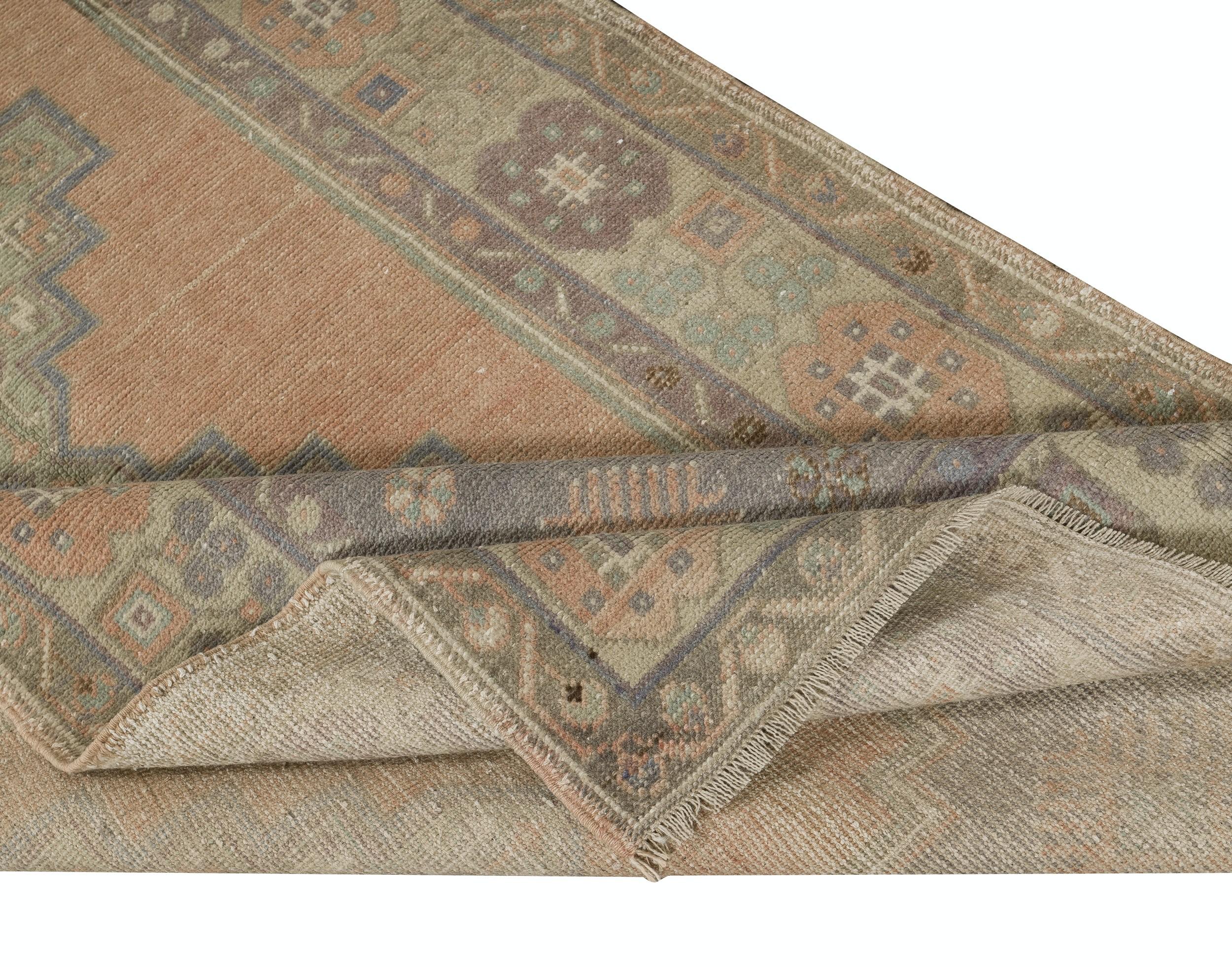 Rustico 3.7x6.8 Ft Tappeto rustico unico nel suo genere, realizzato a mano in stile turco orientale. 100% lana in vendita