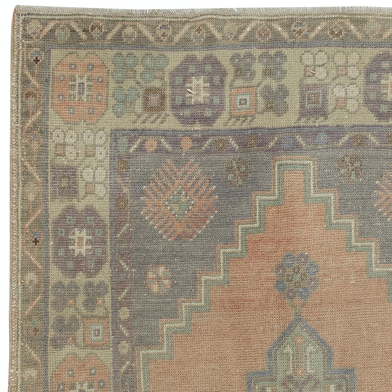 Turco 3.7x6.8 Ft Tappeto rustico unico nel suo genere, realizzato a mano in stile turco orientale. 100% lana in vendita