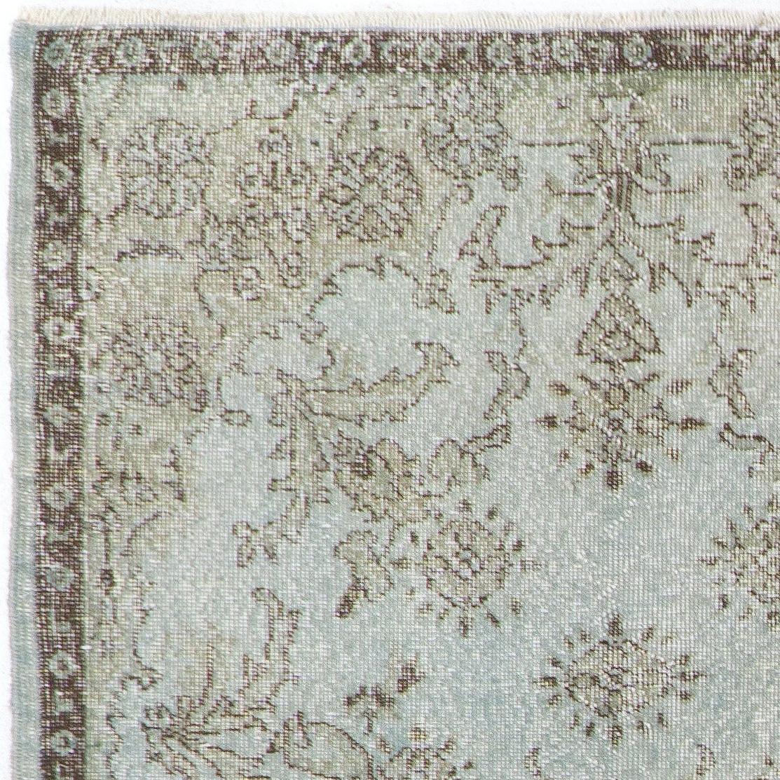 Una alfombra turca vintage teñida a mano. Finamente anudado a mano, pelo bajo de lana sobre base de algodón. Lavado a fondo. Resistente y puede utilizarse en una zona de mucho tráfico, adecuada tanto para interiores residenciales como comerciales.