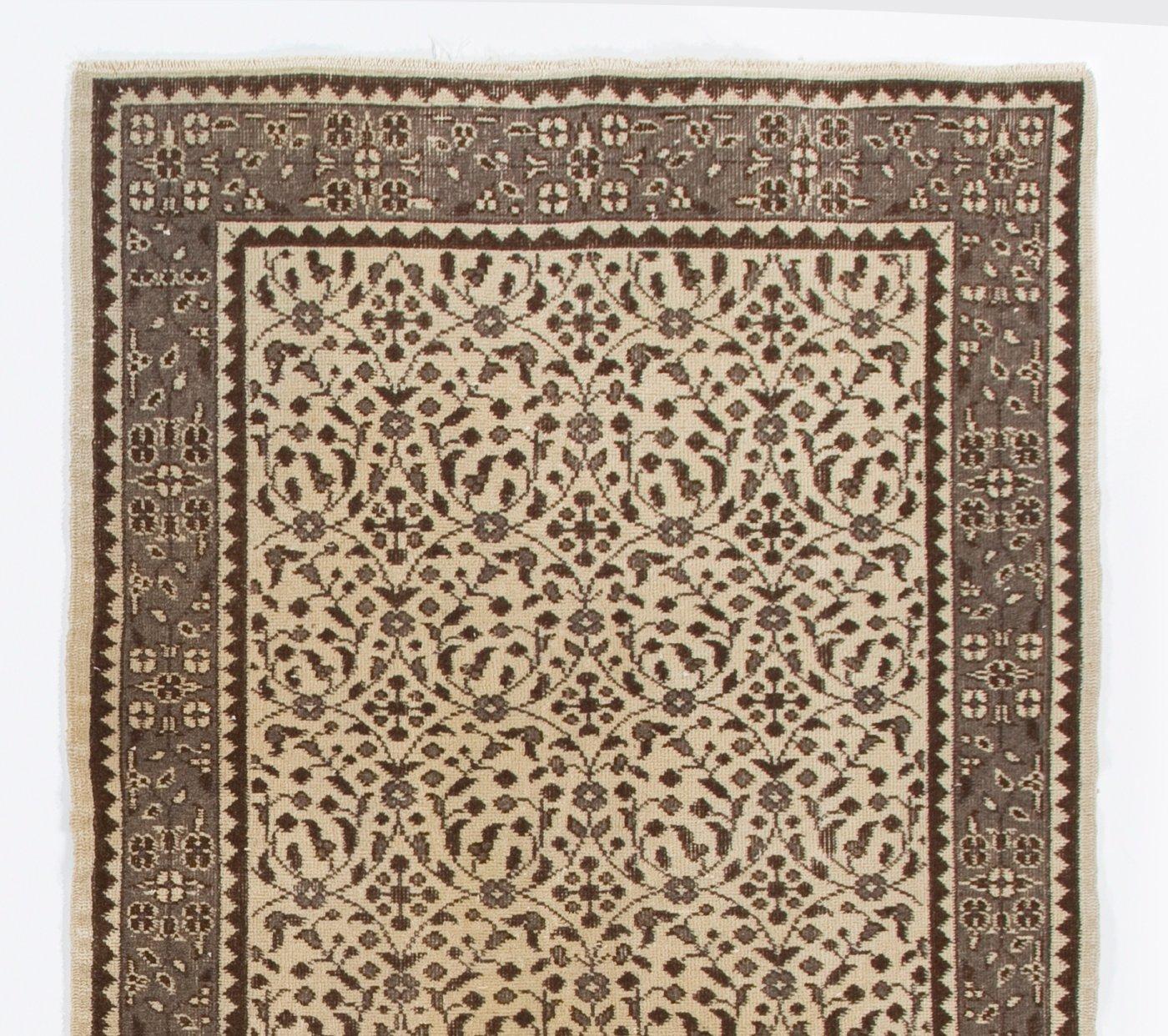 Ein handgeknüpfter Vintage-Teppich aus der Zentraltürkei. Fein handgeknüpft mit gleichmäßigem, mittelhohem Wollflor auf Baumwollgrund. Sehr guter Zustand. Robust und so sauber wie ein nagelneuer Teppich (professionell tiefgewaschen). Maße: 3.7x7