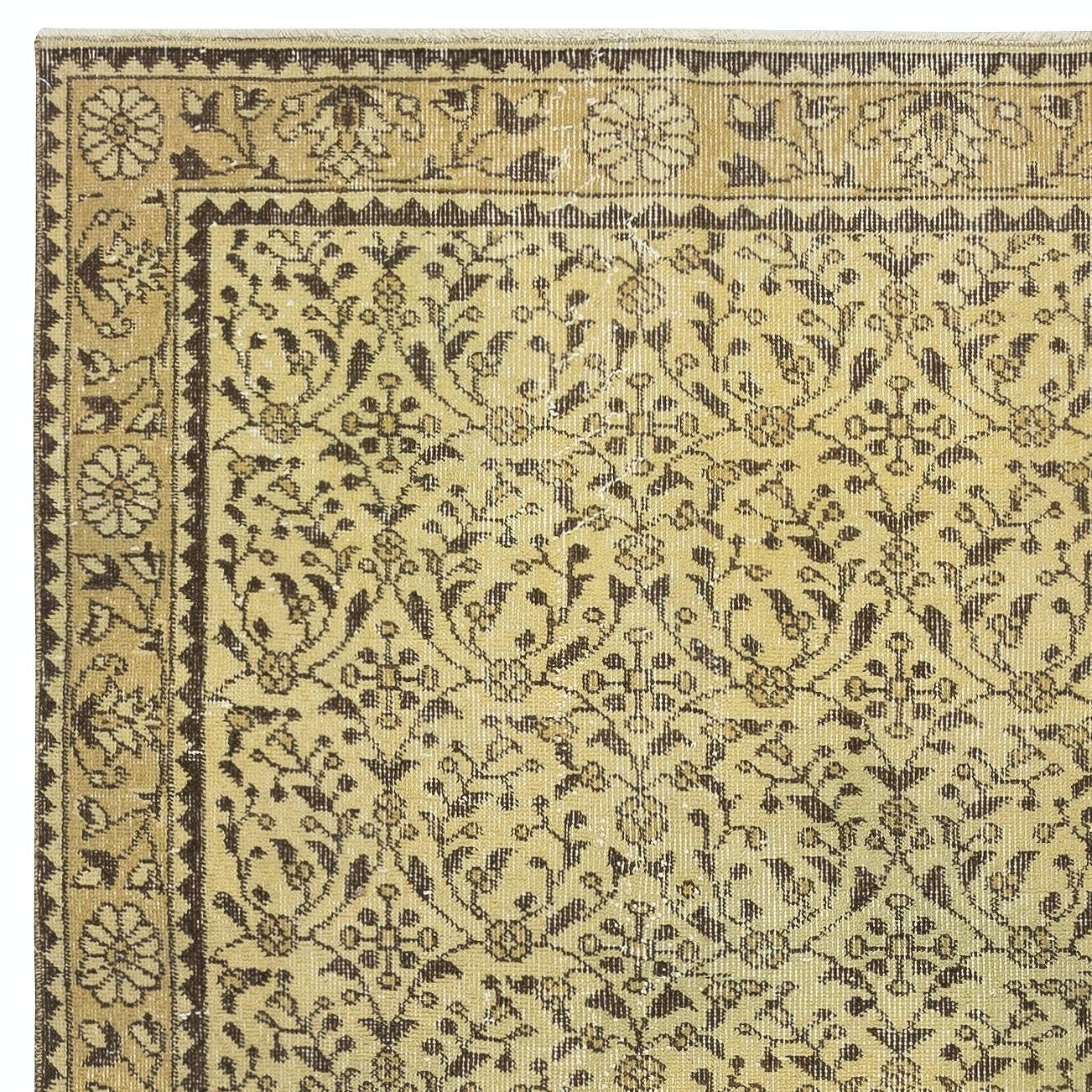 3.7x7 Ft Moderner handgefertigter türkischer Wollteppich in Gelb mit floralem Design (Handgeknüpft) im Angebot