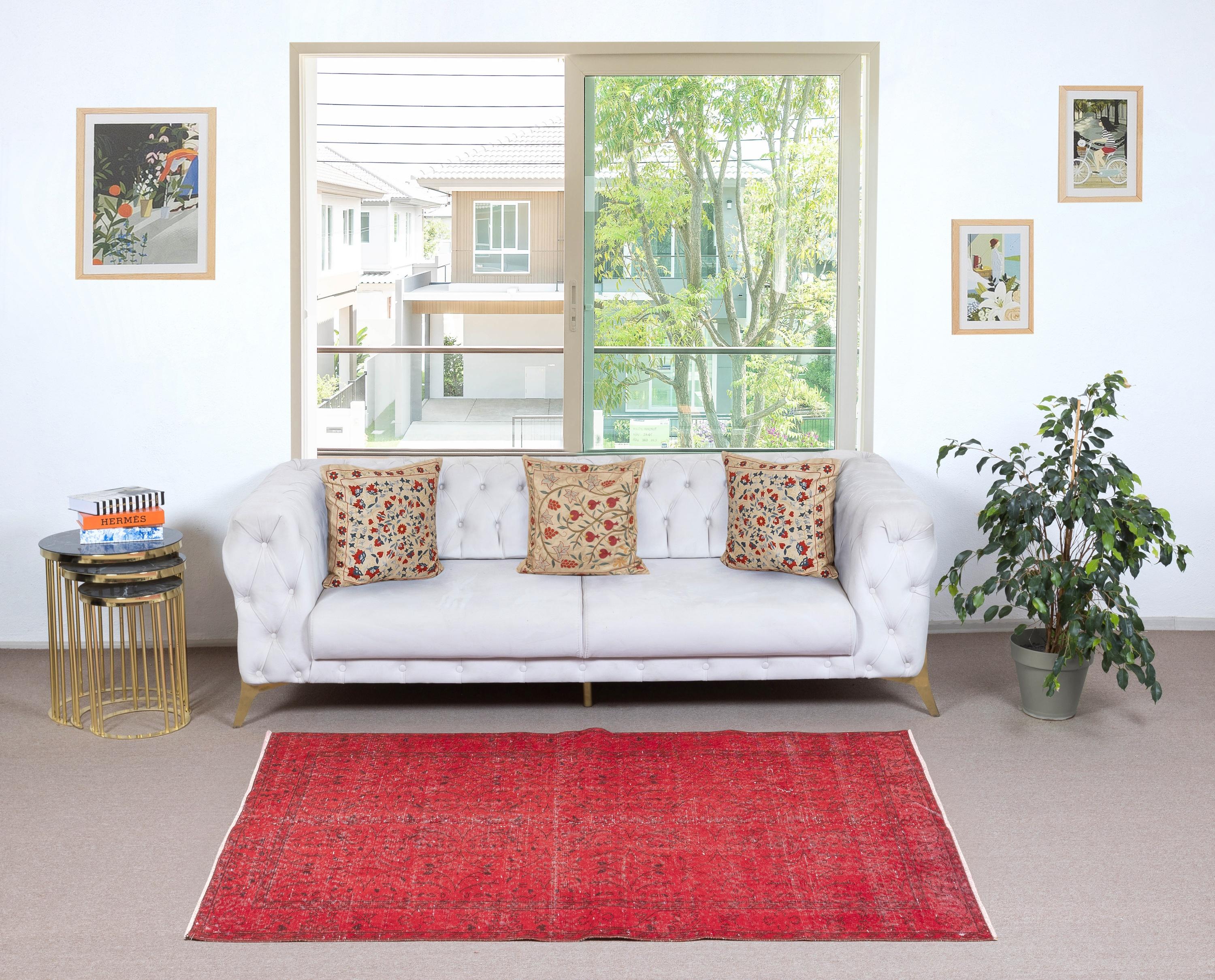 Unsere gefärbten Teppiche sind allesamt handgeknüpfte türkische Vintage-Teppiche, die in unserer Werkstatt sorgfältig restauriert und neu gestaltet wurden, damit sie zu einer breiten Palette von Einrichtungsstilen passen - von modern und