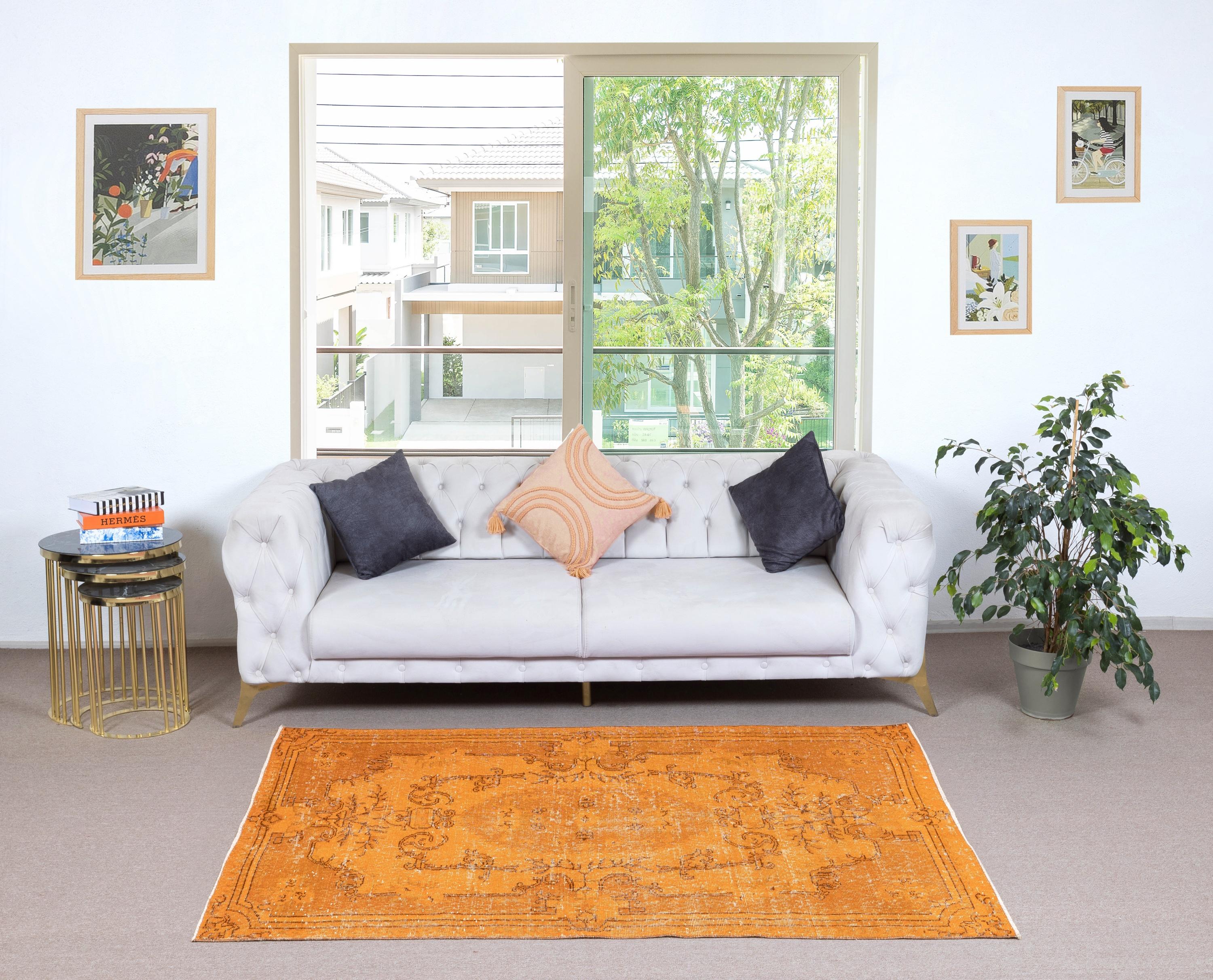 I nostri tappeti sovratinti sono tutti tappeti turchi vintage annodati a mano, accuratamente restaurati e reimmaginati nel nostro laboratorio per adattarsi a un'ampia gamma di stili di arredamento, da quello moderno e minimalista a quello costiero,