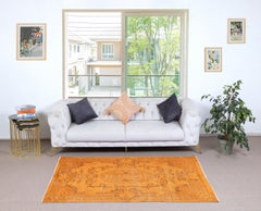 Tappeto vintage tinto di arancione 3.7x7 Ft per interni moderni. Annodato a mano in Turchia