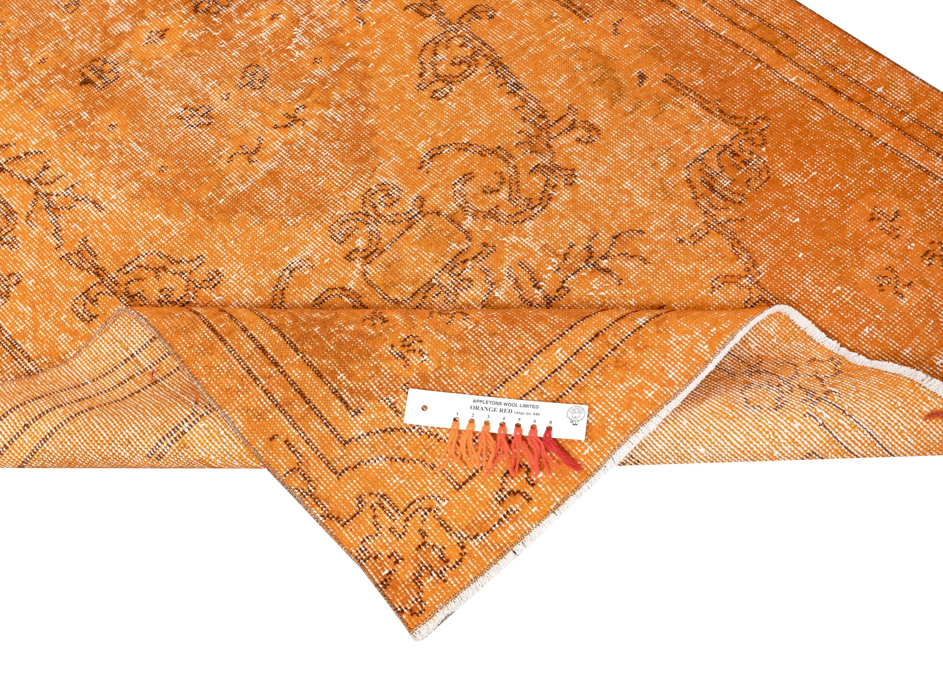 Moderno Tappeto vintage tinto di arancione 3.7x7 Ft per interni moderni. Annodato a mano in Turchia in vendita