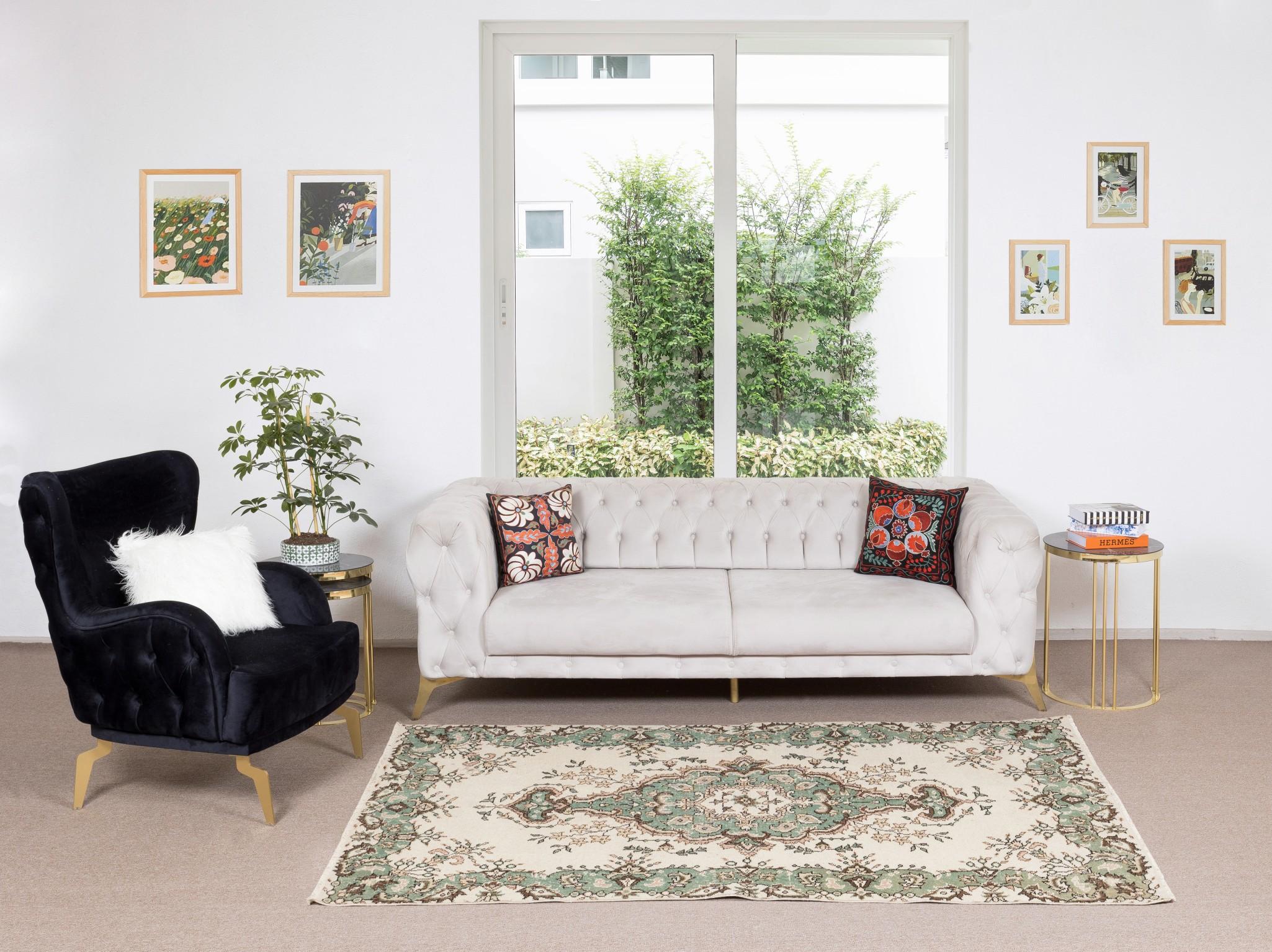 Unsere sonnenverblassten Teppiche sind allesamt einzigartige, handgeknüpfte, 50-70 Jahre alte Vintage-Stücke. Jeder von ihnen zeichnet sich durch eine einzigartige, handgefertigte Ästhetik aus, die aus der jahrhundertealten türkischen Teppichweberei
