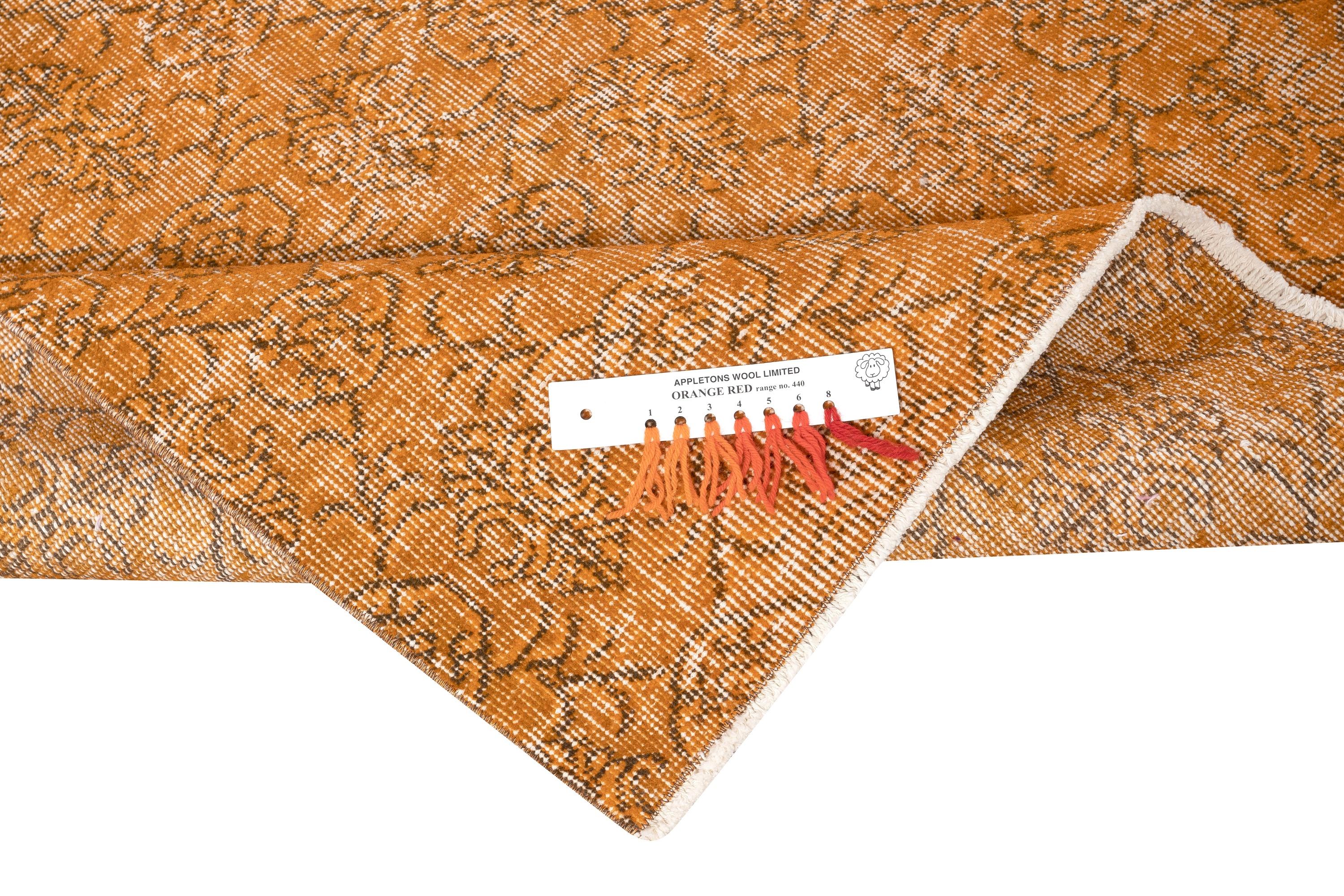 Moderno Tappeto turco vintage fatto a mano con sovratintura arancione per case moderne in vendita