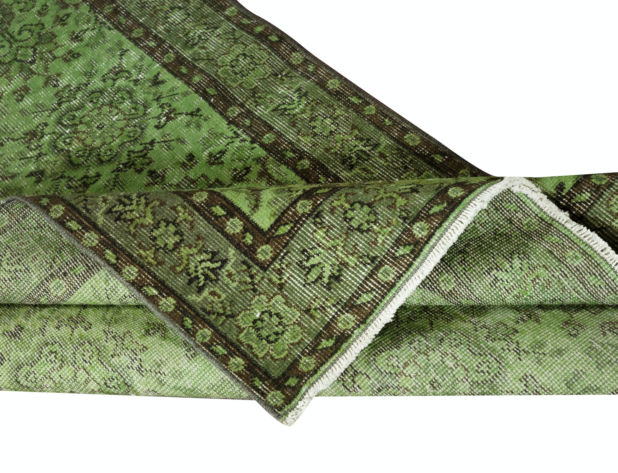 Moderno Tappeto turco vintage 3.7x7 Ft tinto in verde per interni moderni in vendita