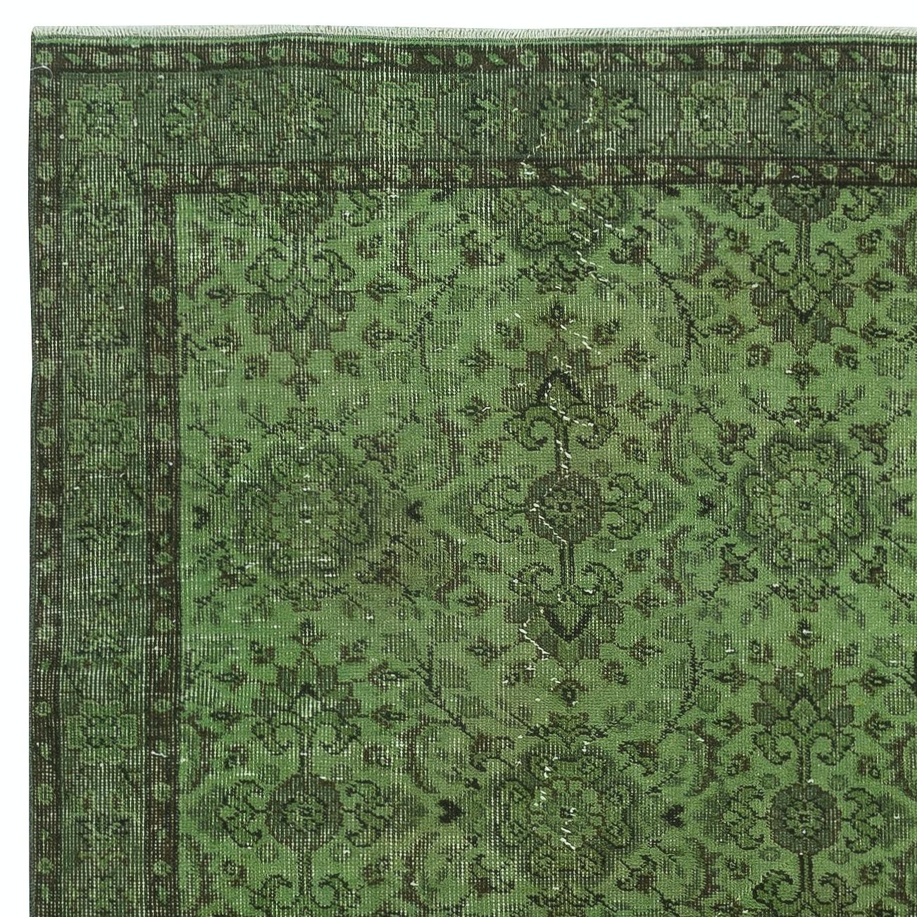 Turco Tappeto turco vintage 3.7x7 Ft tinto in verde per interni moderni in vendita