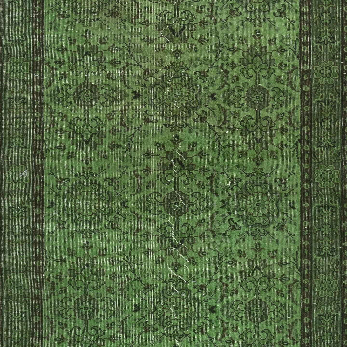 Annodato a mano Tappeto turco vintage 3.7x7 Ft tinto in verde per interni moderni in vendita