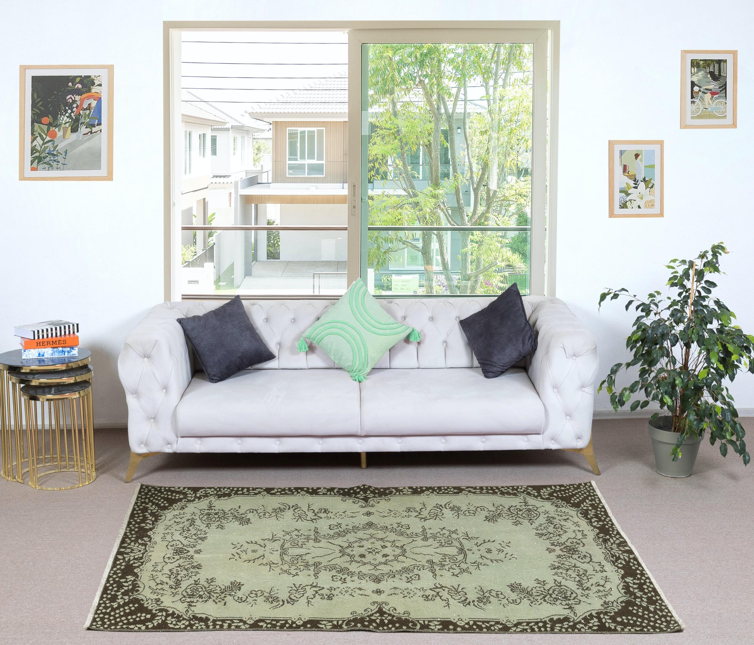 Nos tapis surteints sont tous des pièces vintage nouées à la main qui sont recréées dans notre atelier pour répondre à un plus large éventail de choix de décoration intérieure, du moderne au côtier, de l'industriel au rustique/cottage. Ces tapis