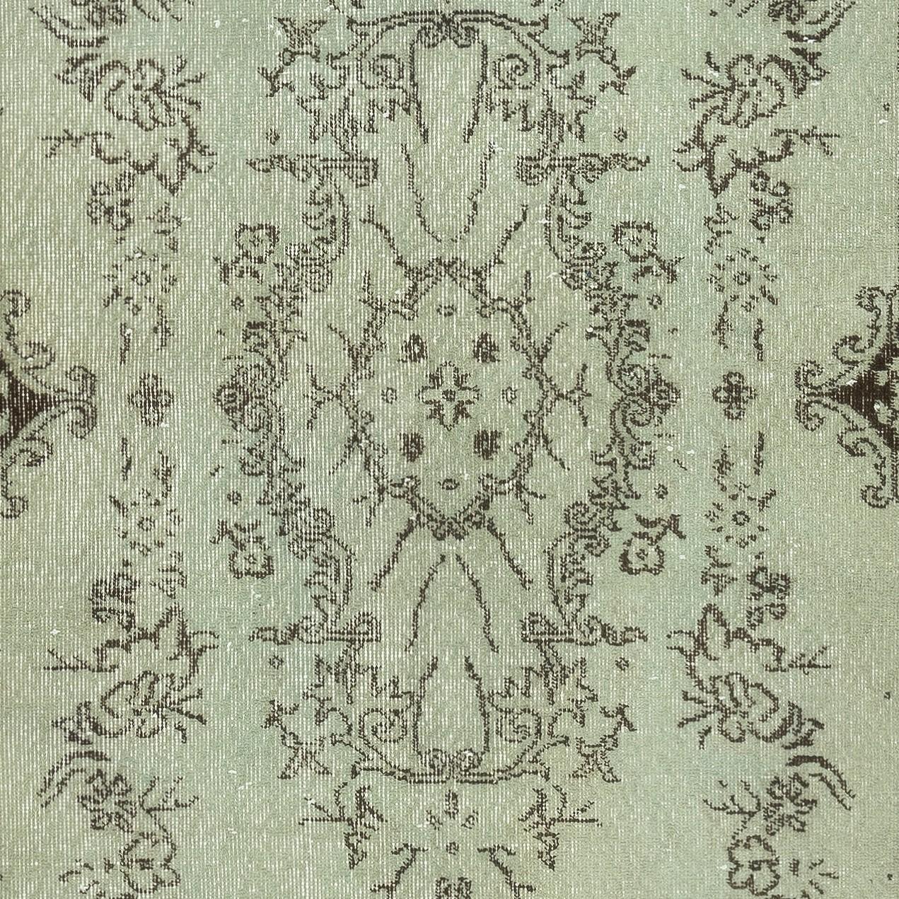 Noué à la main 3.7x7.3 Ft Handmade 1960s Turkish Low Pile Accent Rug dyed in Light Green Color en vente