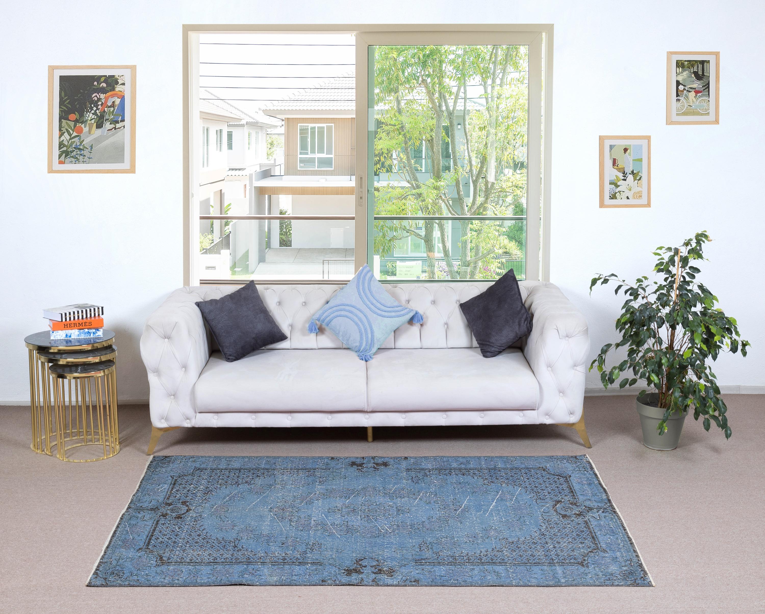 Unsere gefärbten Teppiche sind allesamt handgeknüpfte türkische Vintage-Teppiche, die in unserer Werkstatt sorgfältig restauriert und neu gestaltet wurden, damit sie zu einer breiten Palette von Einrichtungsstilen passen - von modern und