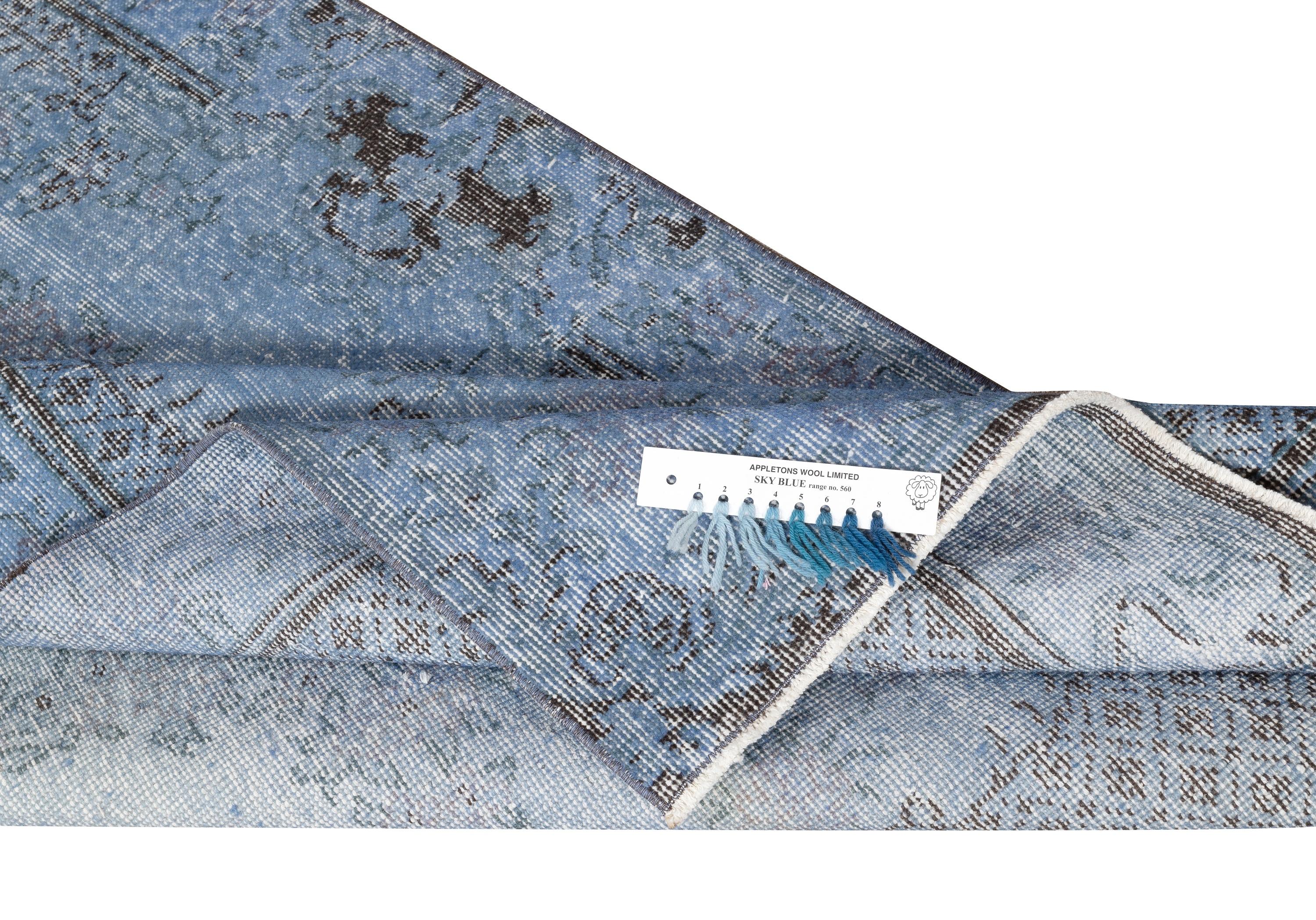 3.7x7.3 Ft Vintage Turkish Rug Overdyed in Blau. Handgefertigter moderner Wohnzimmerteppich (Moderne) im Angebot