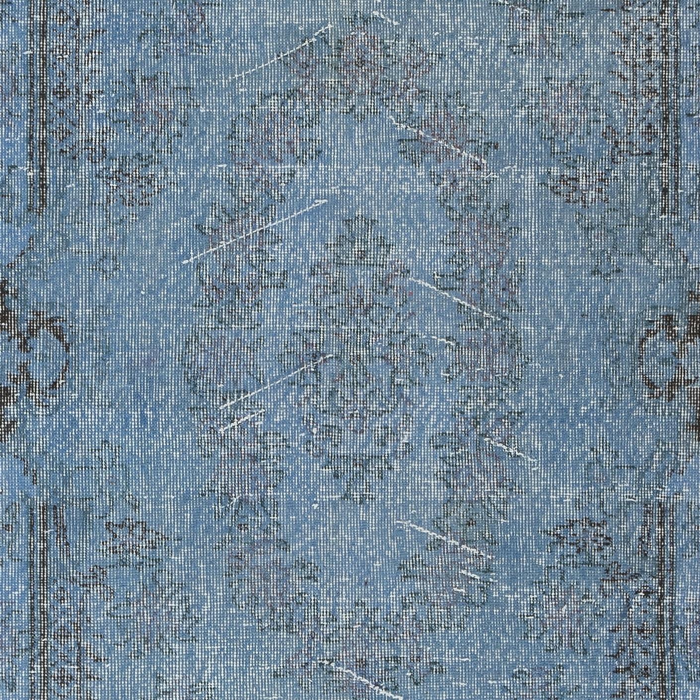 3.7x7.3 Ft Vintage Turkish Rug Overdyed in Blau. Handgefertigter moderner Wohnzimmerteppich (Türkisch) im Angebot