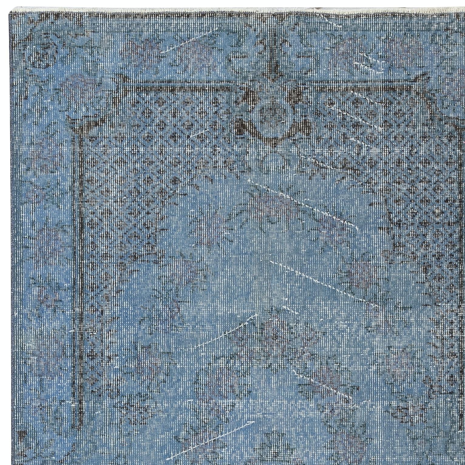 3.7x7.3 Ft Vintage Turkish Rug Overdyed in Blau. Handgefertigter moderner Wohnzimmerteppich (Handgeknüpft) im Angebot