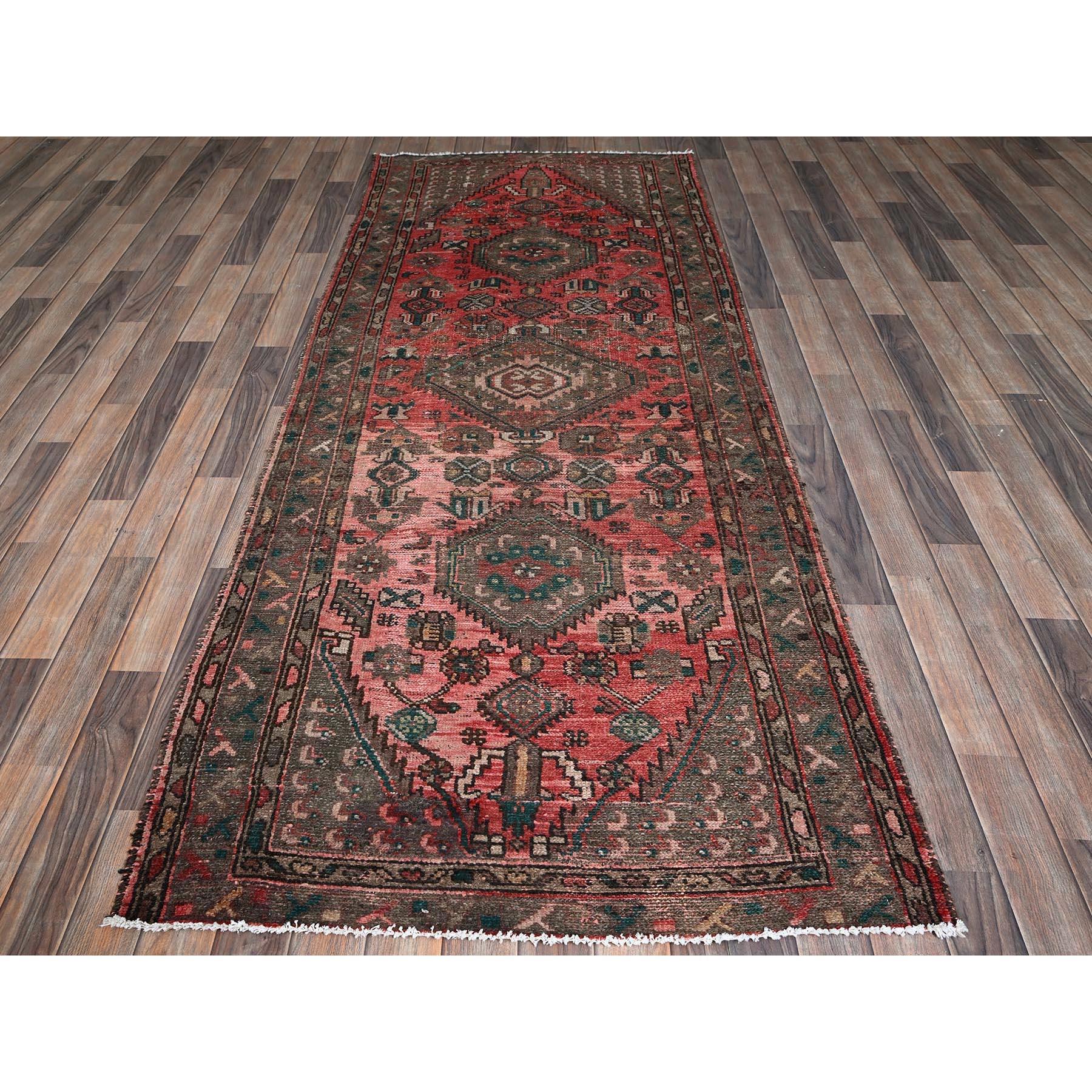 Tappeto rosso fuoco, Shiraz persiano d'epoca con disegno geometrico a medaglione, Abrash distinto, consumato e rovinato, rasato, zero mucchi, lati e estremità fissati professionalmente, pulito, annodato a mano, 100% lana, runner largo, Tappeto