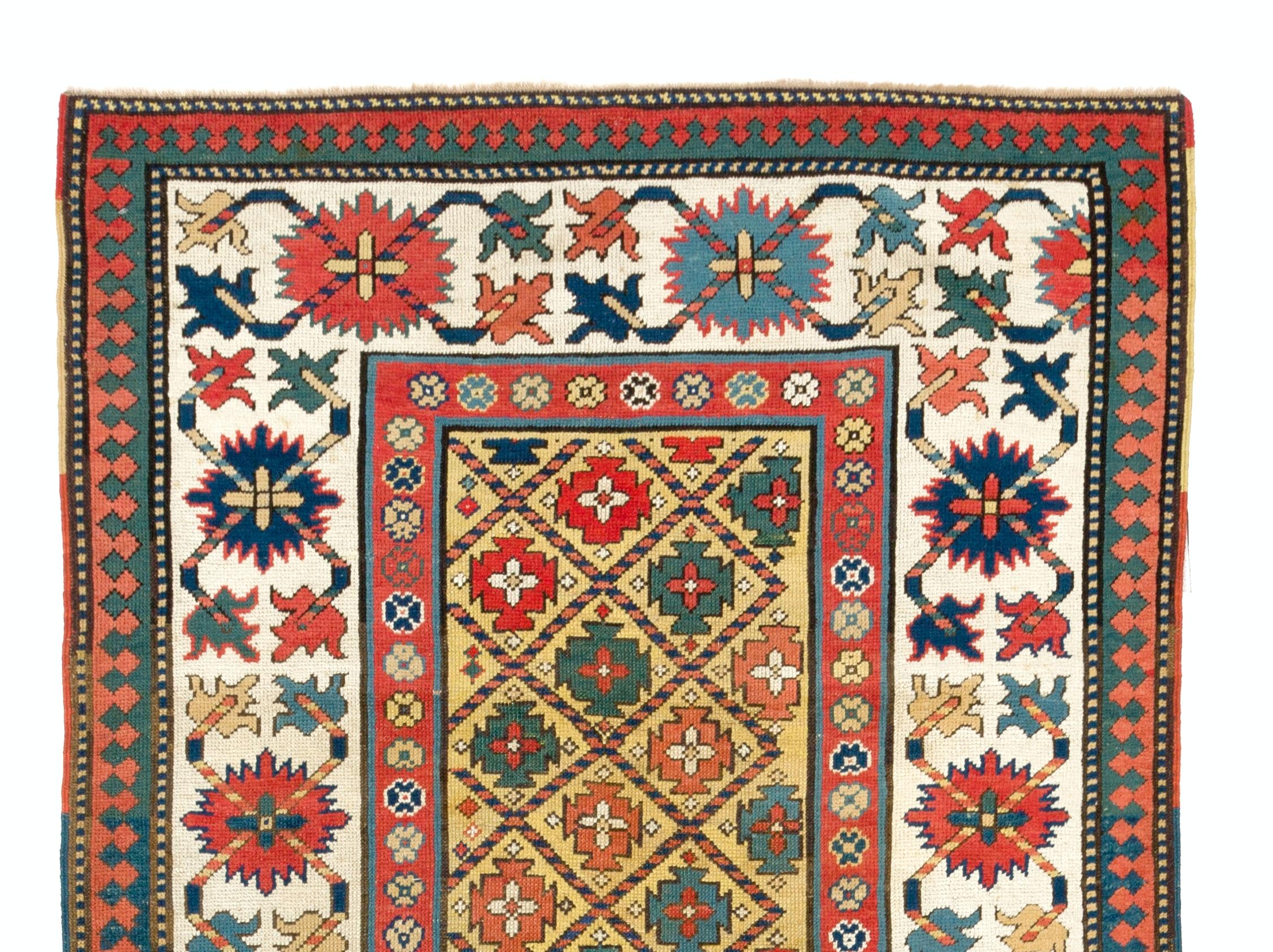 Ein wirklich hervorragender antiker südostkaukasischer Teppich in gut erhaltenem Zustand und mit gesättigten Naturfarben, einschließlich des Abrasches, der Veränderungen im Farbton auf dem gelben Feld, die alle original sind. Maße: 3.7 x 8.9 Ft.
