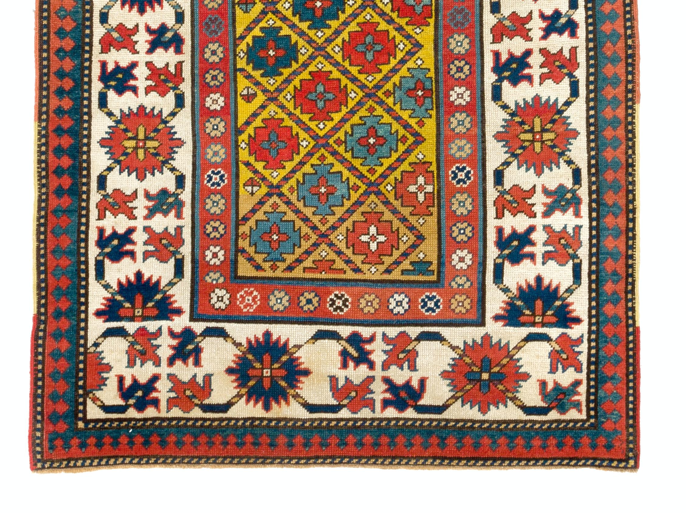 3.7x9 Ft Antiker kaukasischer Kazak-Teppich mit gelbem Grund, ca. 1880 (Kaukasisch) im Angebot