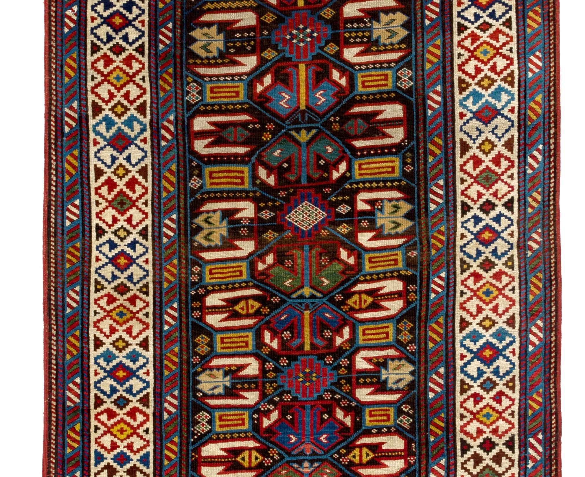 Antiker kaukasischer Kuba-Läufer aus Dagestan. Oberes Regal Sammlerteppich, um 1870
Nur Wolle und natürliche Farbstoffe. Sehr guter Zustand.