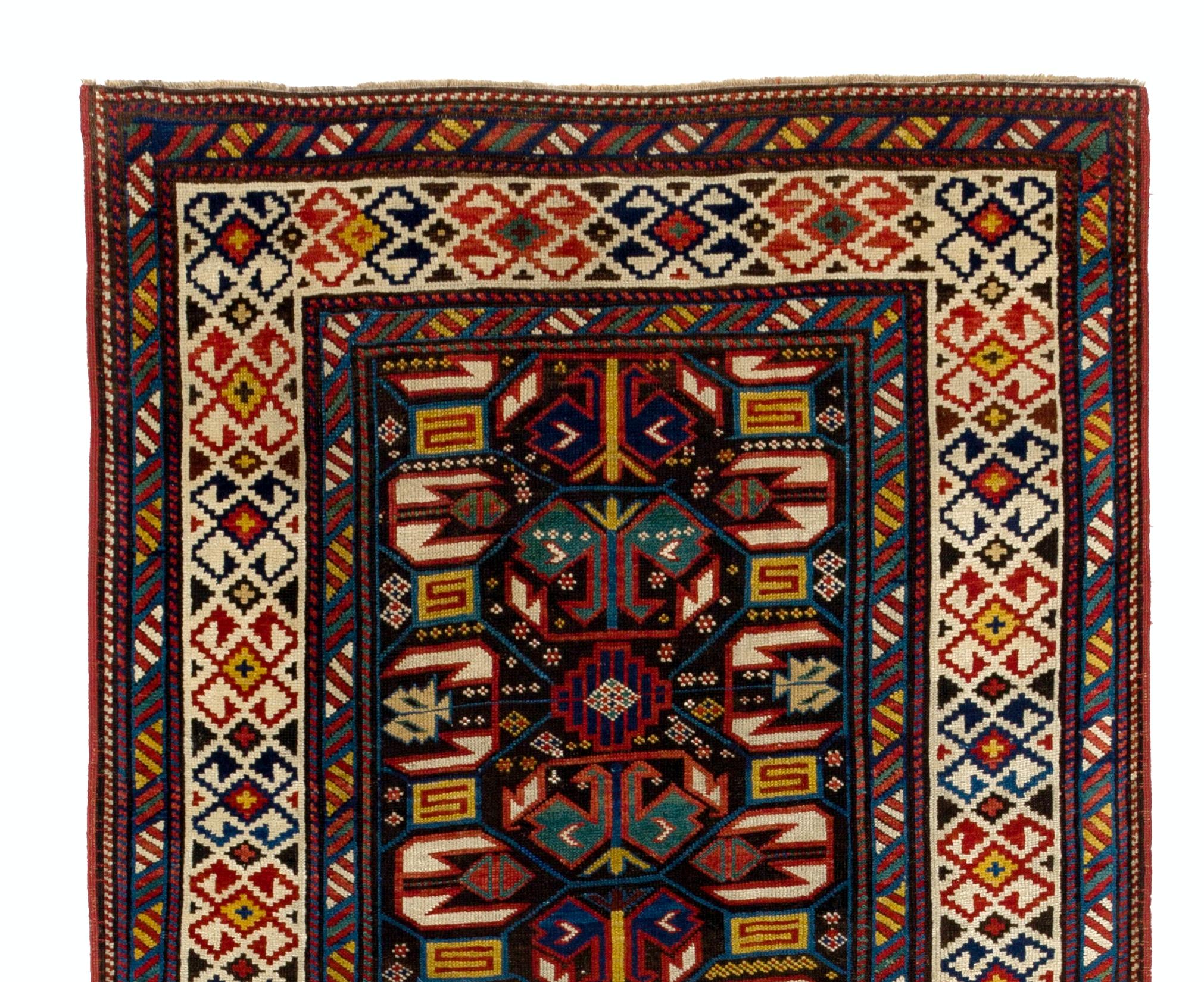 Ancien chemin de table caucasien Kuba Dagestan. Tapis de collection d'étagère supérieure, vers 1870
Entièrement en laine et teintures naturelles. 
Très bon état.