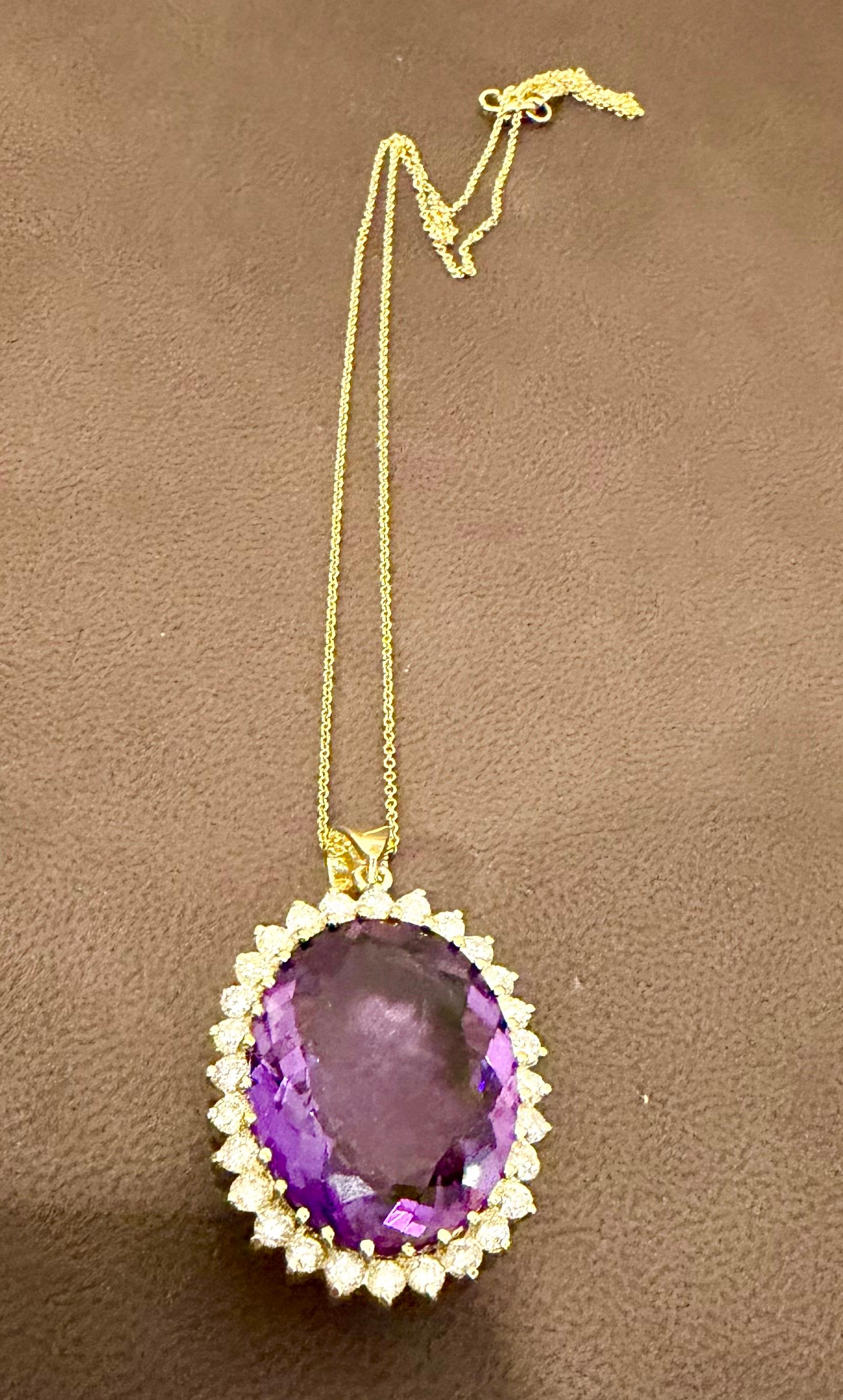  Aproximadamente  Collar Colgante Amatista 38 Quilates y Diamante 3 ct Oro Amarillo 14 Kilates + Cadena
Este espectacular collar colgante  consistente en una única gran amatista ovalada , aproximadamente  38 Quilates.  En  Amatista   Tiene un