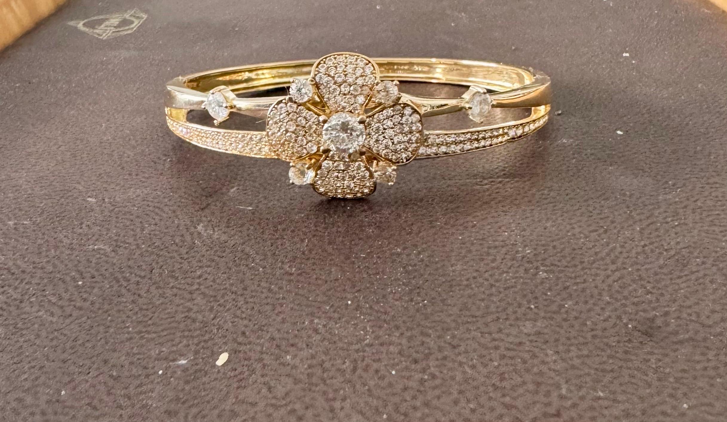 3,8 carati di diamante in oro 14 carati Bracciale Cocktail /cuffia Estate  13,8 Gm 
Uno spettacolare gioiello di Estate Jewelry. Questo eccezionale braccialetto  ha un diamante rotondo taglio brillante nel braccialetto  è sapientemente realizzato