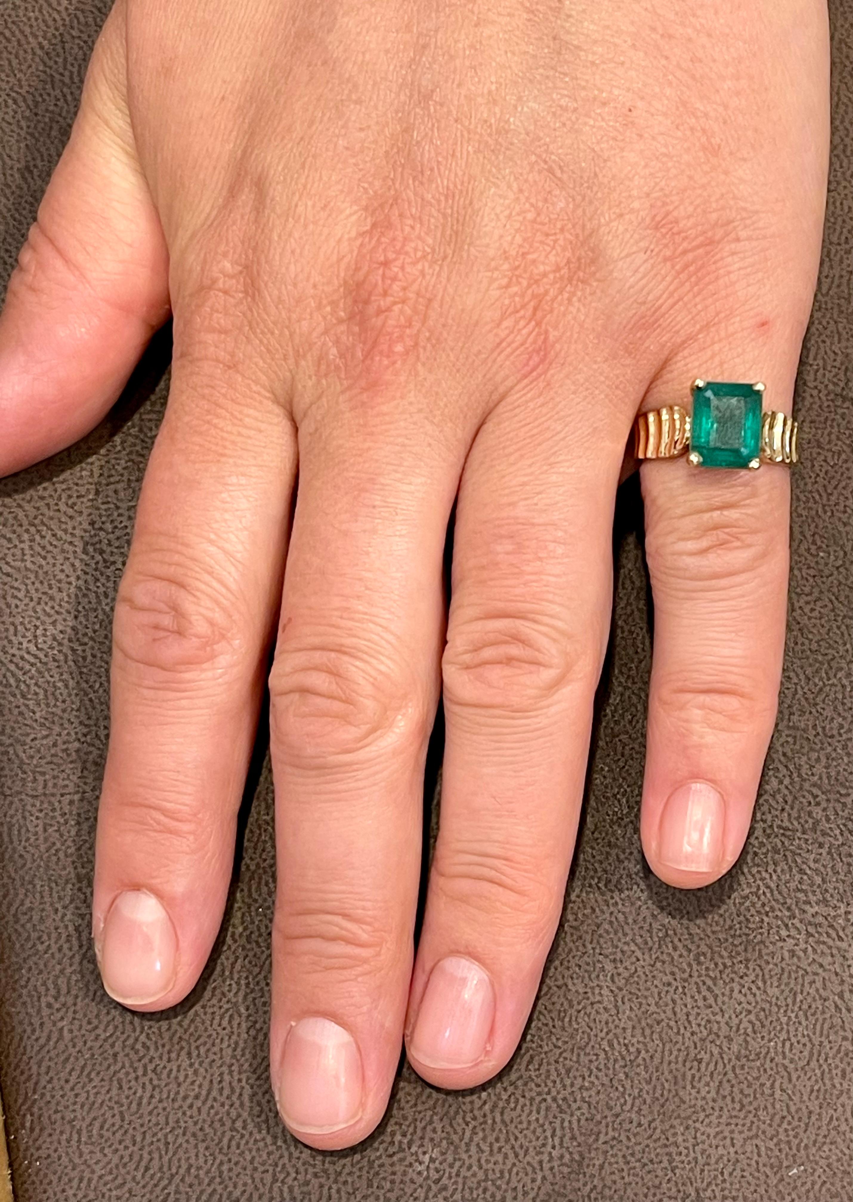 Ein klassischer Cocktail-Ring 
Natürlicher Smaragd  geschliffener Smaragd  Ring 14 Karat Gelbgold Größe 7
Der Smaragdschliff ist der beliebteste und gefragteste Smaragd  Smaragd 
Große Größe Smaragd Schliff Smaragd Intensive grüne Farbe mit viel