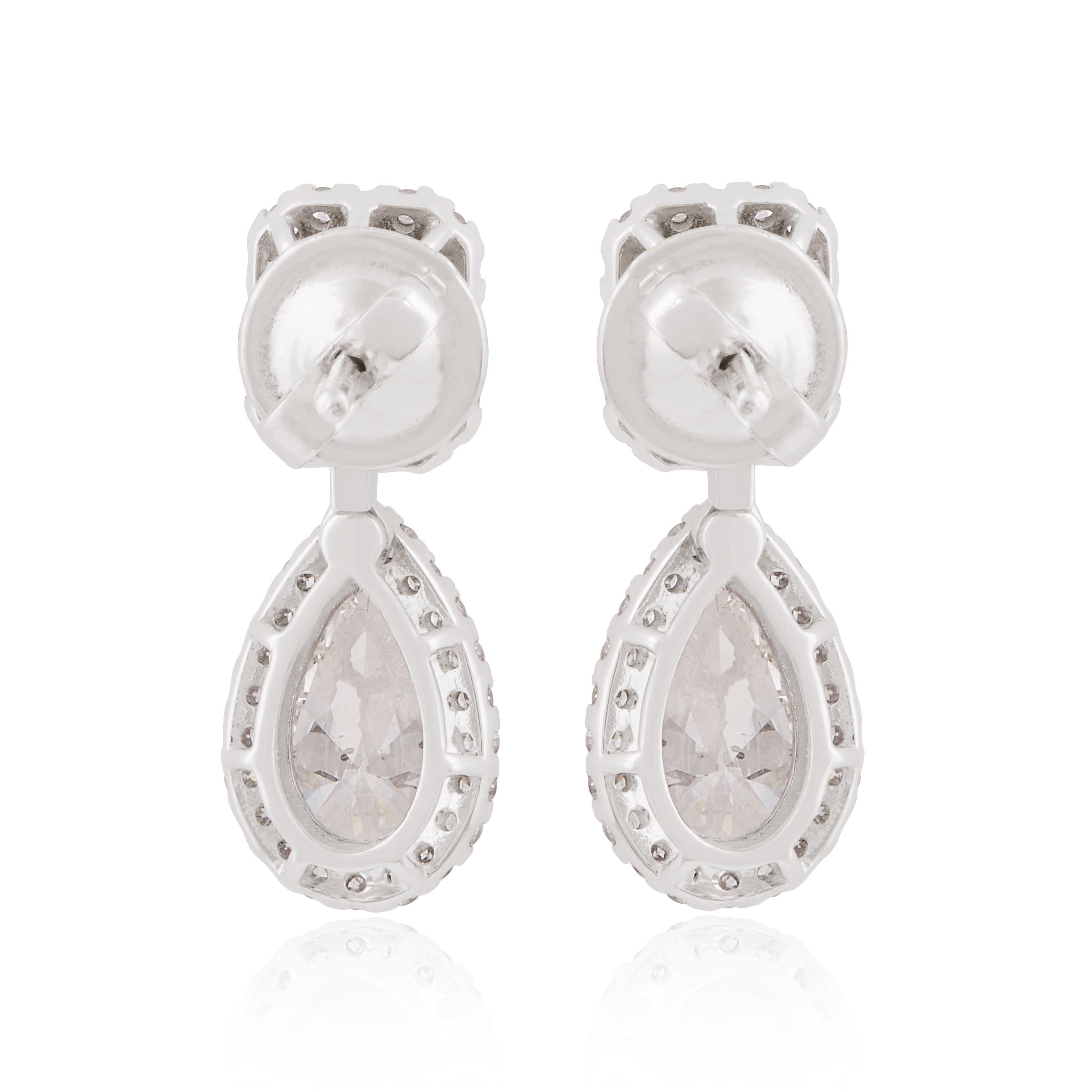 De las mujeres 3.8 Carat Pear Emerald Brilliant Cut Diamond Dangle Earrings 18 Karat White Gold en venta