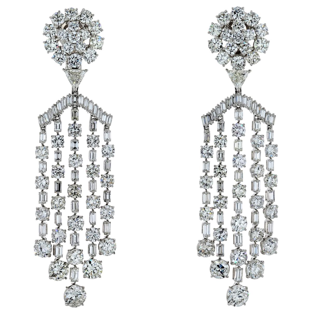Boucles d'oreilles chandelier spectaculaires en platine et diamants en forme de pendants de 38 carats