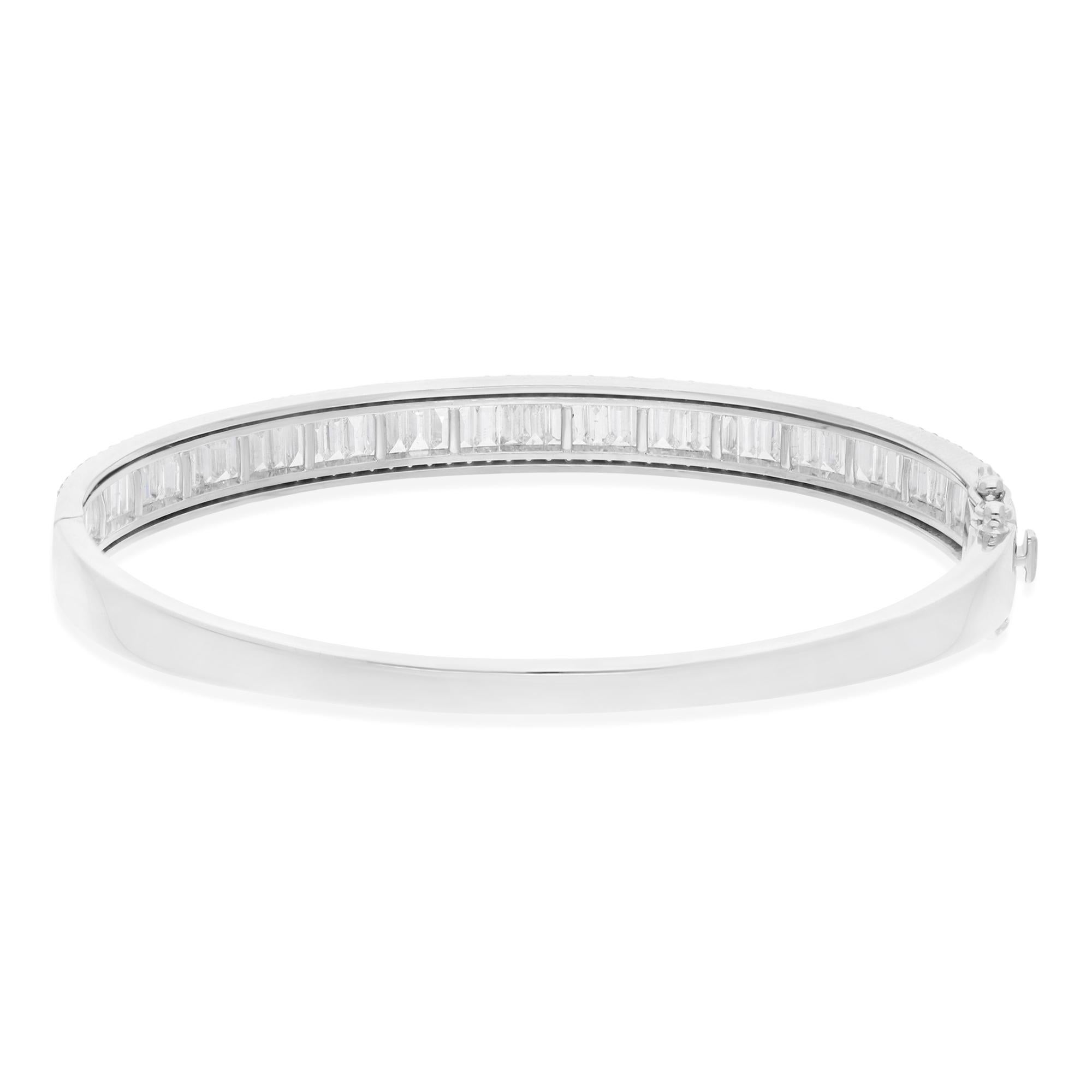 Moderno 3,8 Carati SI Chiarezza HI Colore Baguette Bracciale di diamanti in oro bianco 18 carati in vendita