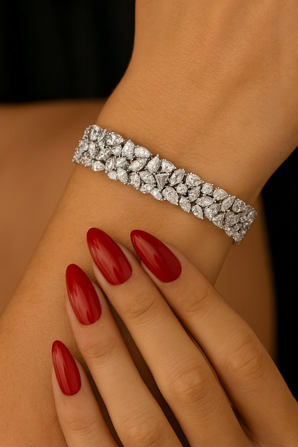 Breiter Multi-Shape Diamond Cluster  Tennis-Armband

Dieses auffällige Armband ist aus 100% natürlichem 14-karätigem Weißgold gefertigt und wird in brandneuem Zustand angeboten. Er ist mit 38,00 Karat Diamanten besetzt und hat ein Gewicht von 28,2