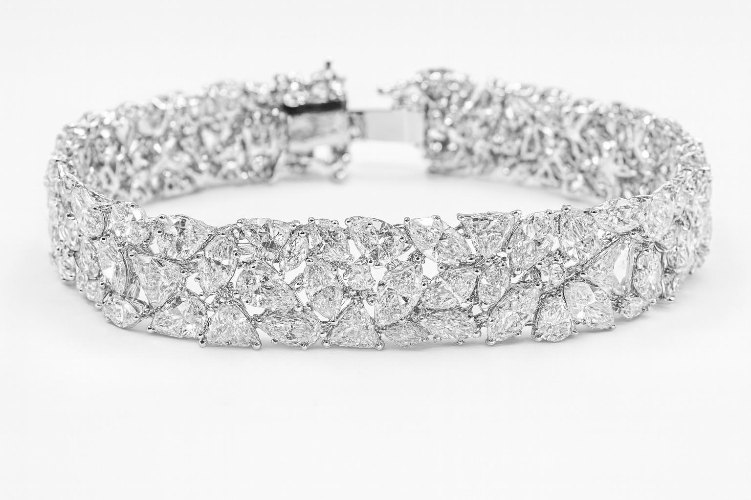 38 Ct. Breites Multi-Shape-Diamant-Cluster-Tennisarmband im Zustand „Hervorragend“ im Angebot in Chicago, IL