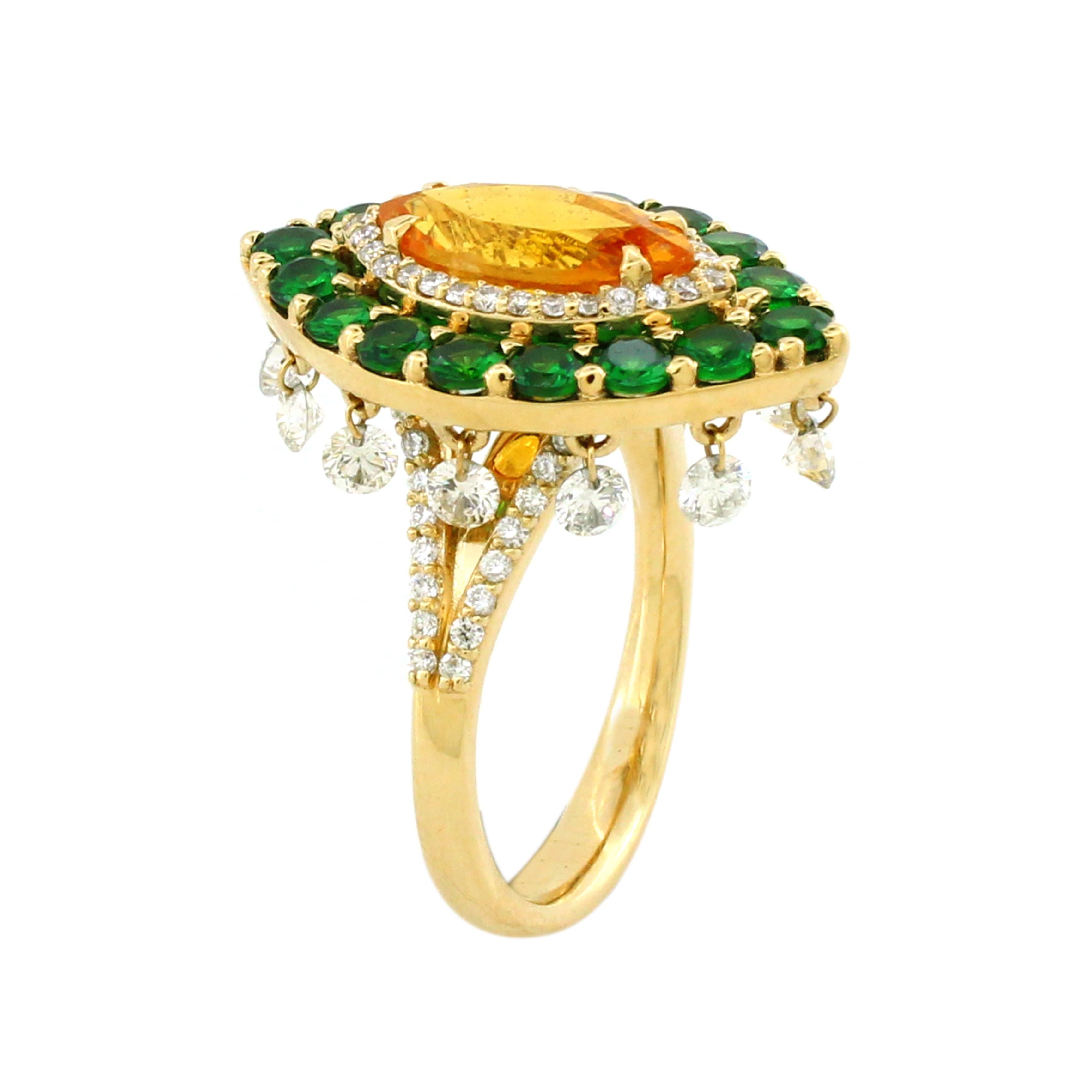 Cette magnifique bague est ornée d'un saphir jaune taille marquise de 2,37 carats en son centre, qui rayonne d'un éclat chaleureux et vibrant. Le saphir est entouré de deux halos exquis : le premier est orné de diamants ronds blancs, tandis que le