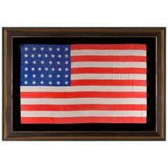 38 étoiles dansantes sur un drapeau de parade américain ancien en soie