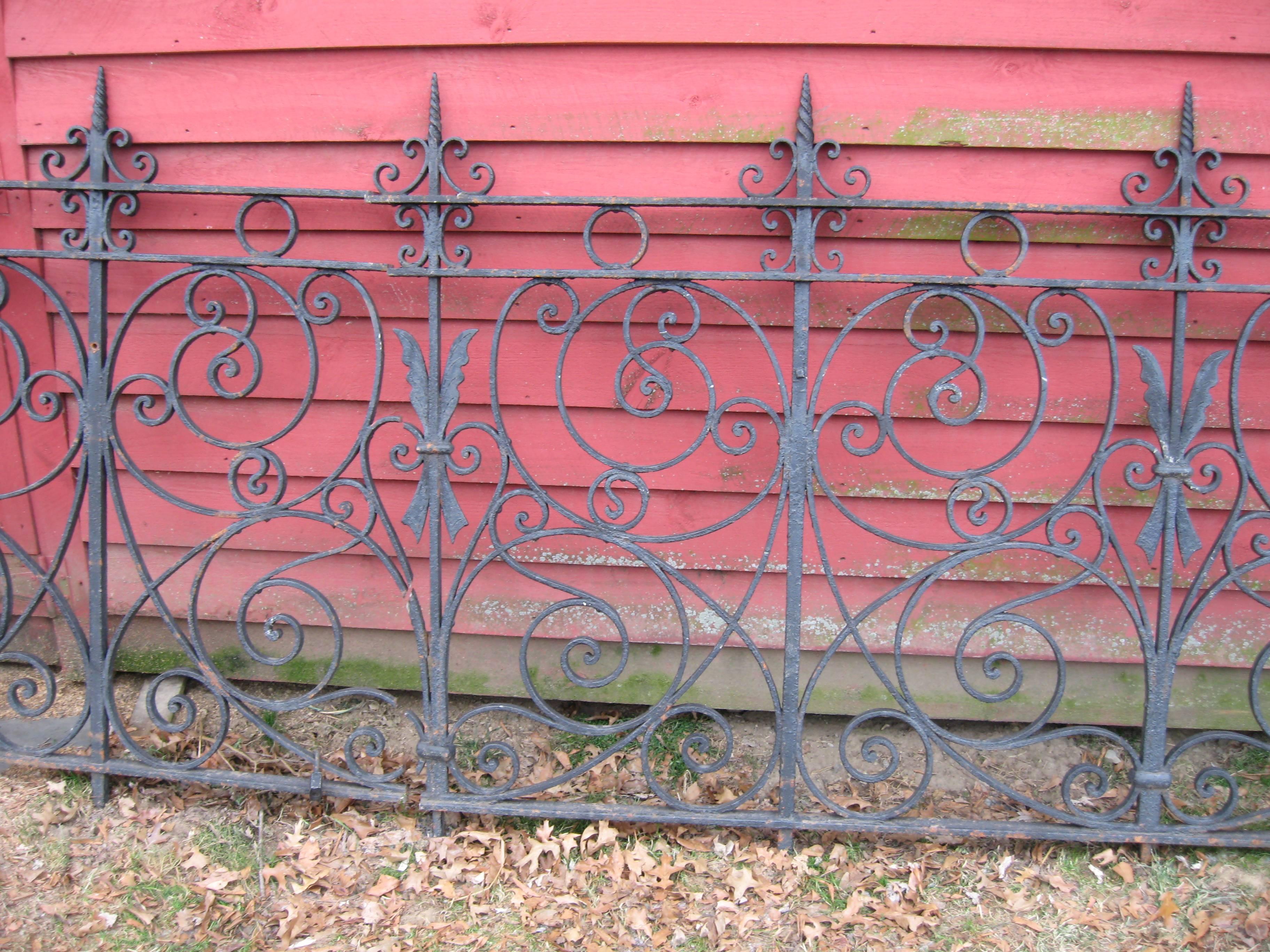 38 Feet of 19th Century Iron Fence In Good Condition In Newfoundland, PA