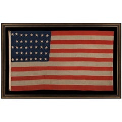 38 handgenähte Sterne in einem „“geknüpften“ Muster auf einer antiken amerikanischen Flagge