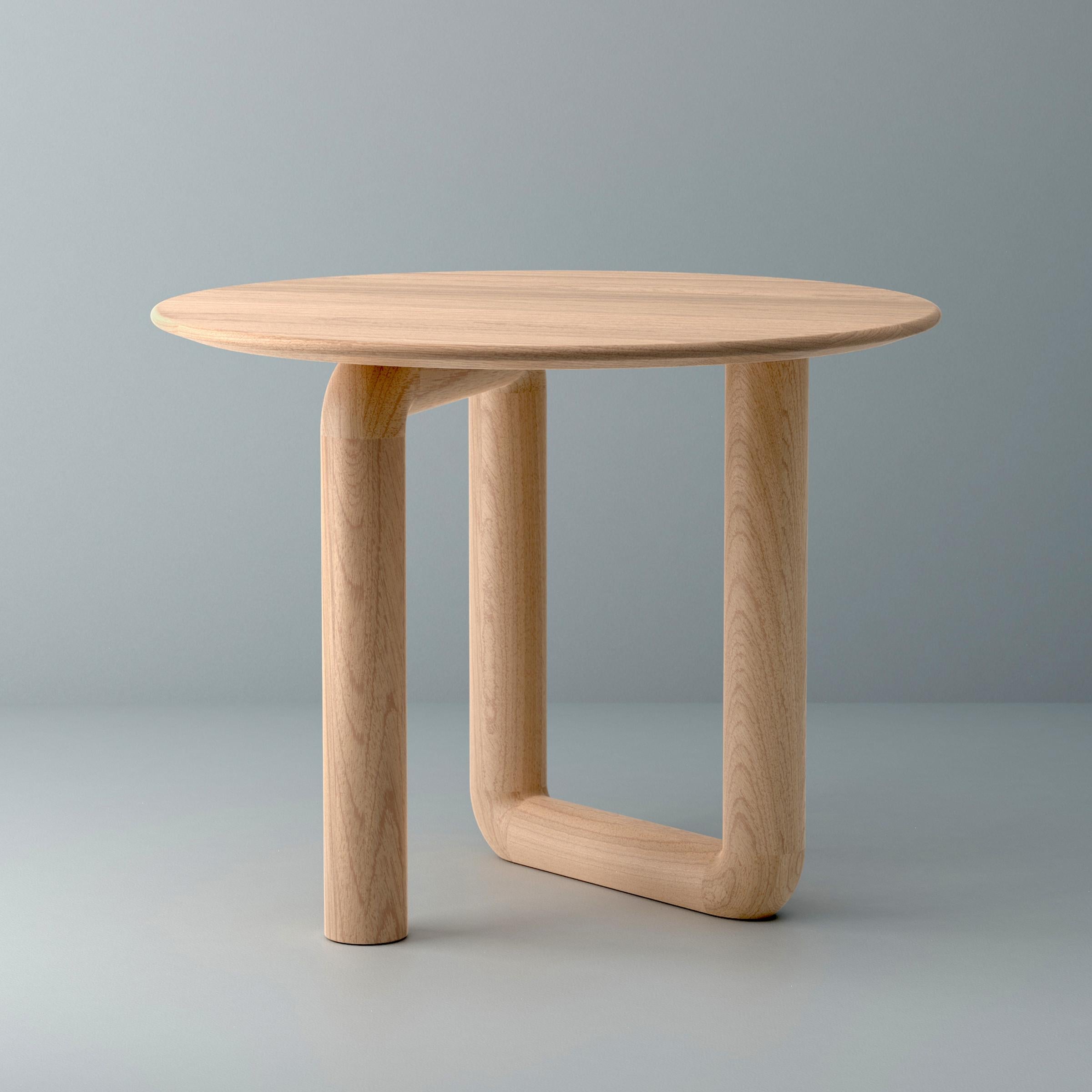 Faisant partie de la famille Mono du studio canadien Objects & Ideas, le plateau de cette table flotte au-dessus d'un seul contour de bois massif qui se tord et se retourne. Fabriquée à la main à partir de sources certifiées durables en utilisant