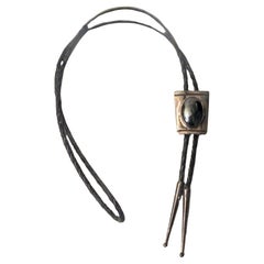 Cravatta Bolo 38" in pelle e sterlina con onice ovale  Molte capre - Clan Navajo