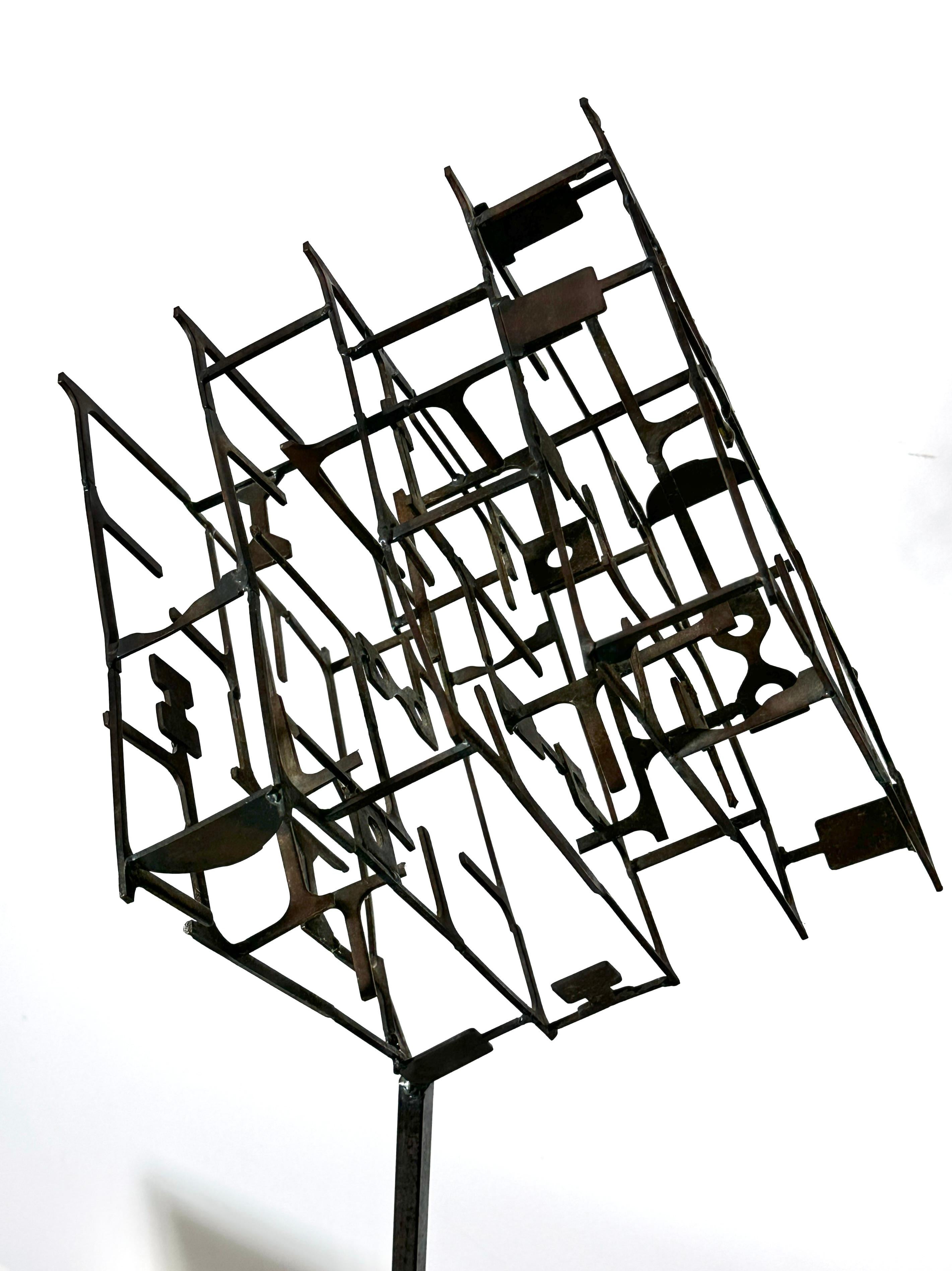 Américain Sculpture cubique labyrinthe abstraite brutaliste d'origine mi-siècle moderne de 38 pouces en vente