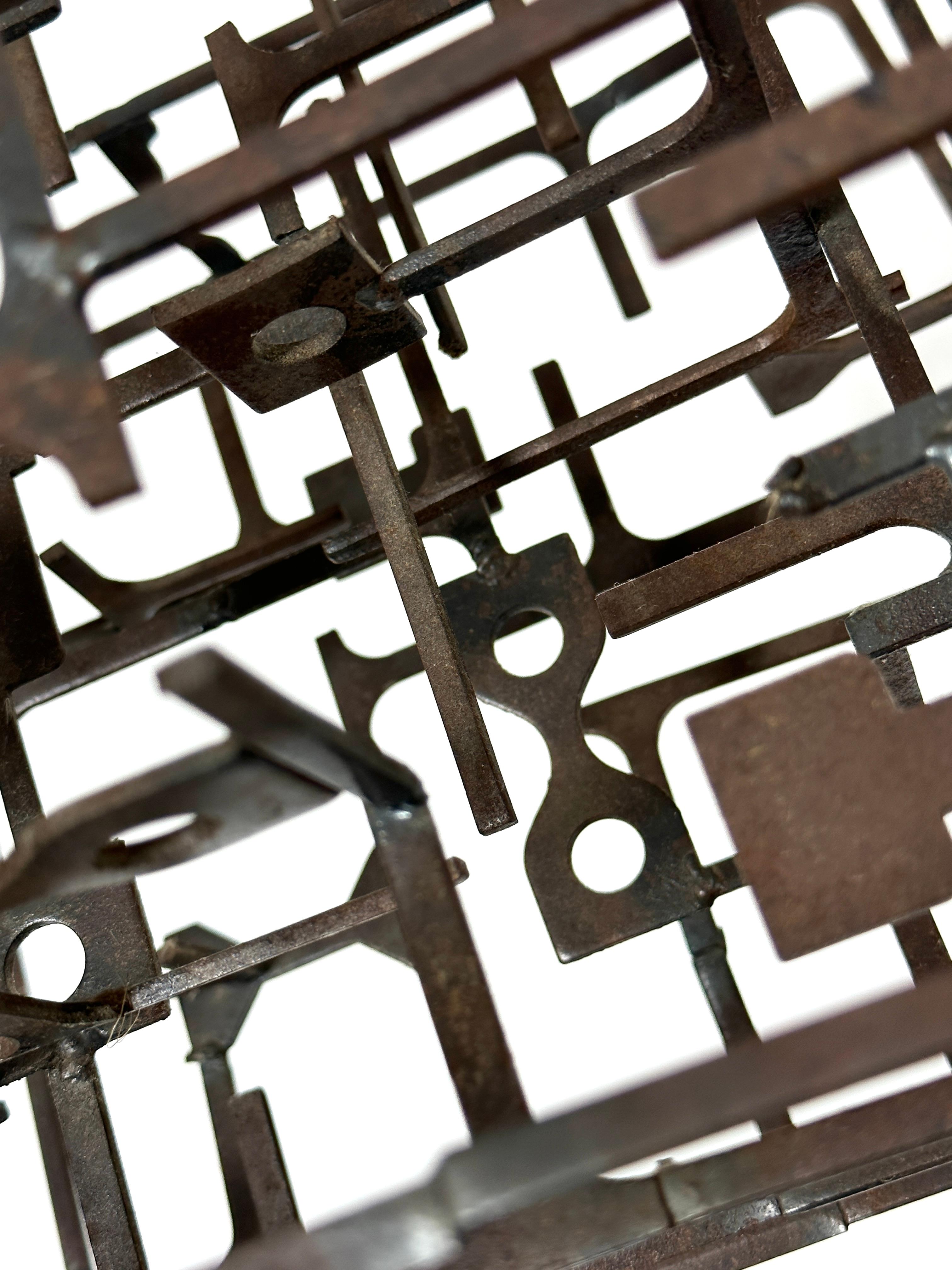 Soudé Sculpture cubique labyrinthe abstraite brutaliste d'origine mi-siècle moderne de 38 pouces en vente