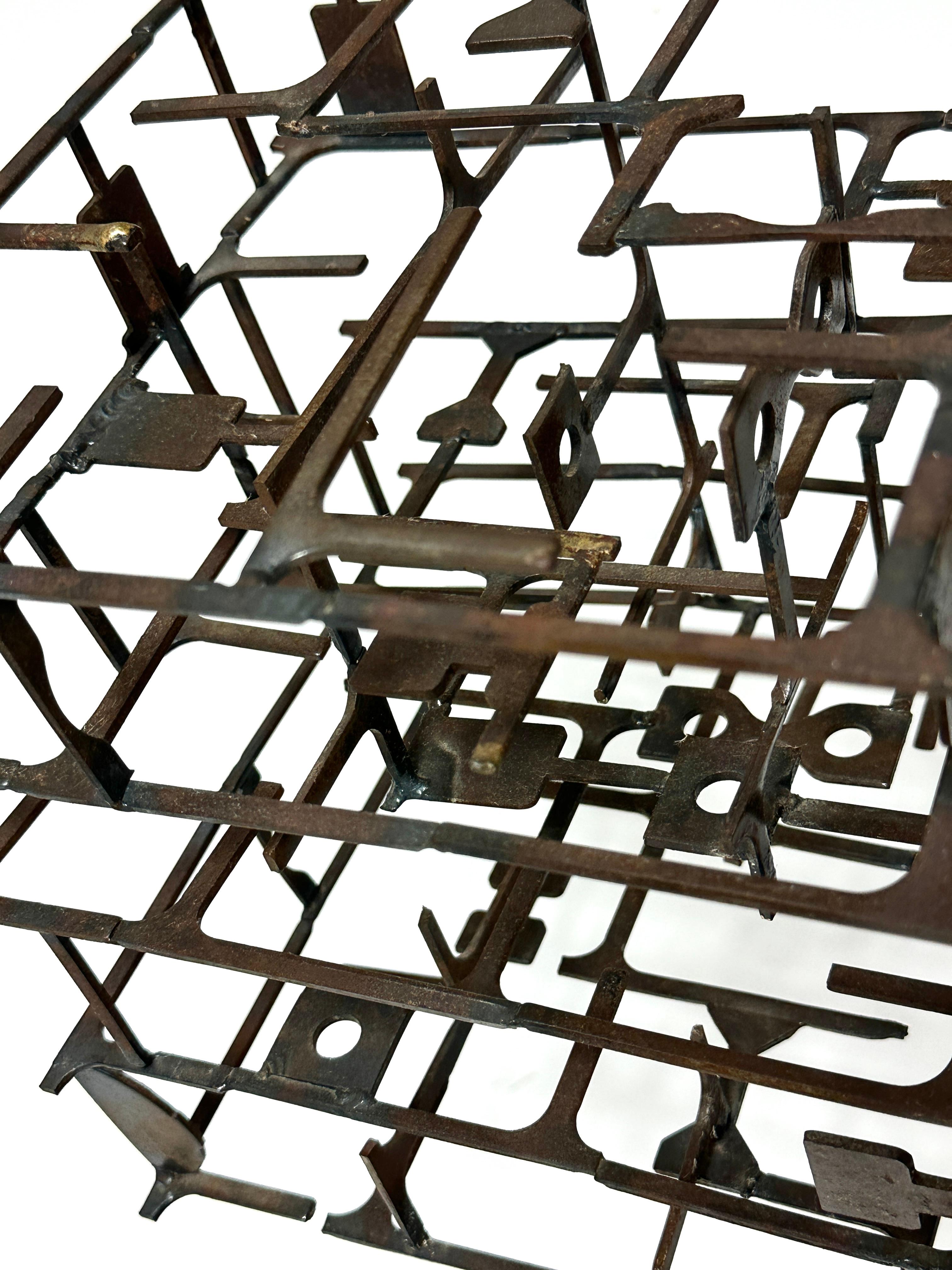 Sculpture cubique labyrinthe abstraite brutaliste d'origine mi-siècle moderne de 38 pouces Bon état - En vente à Troy, MI
