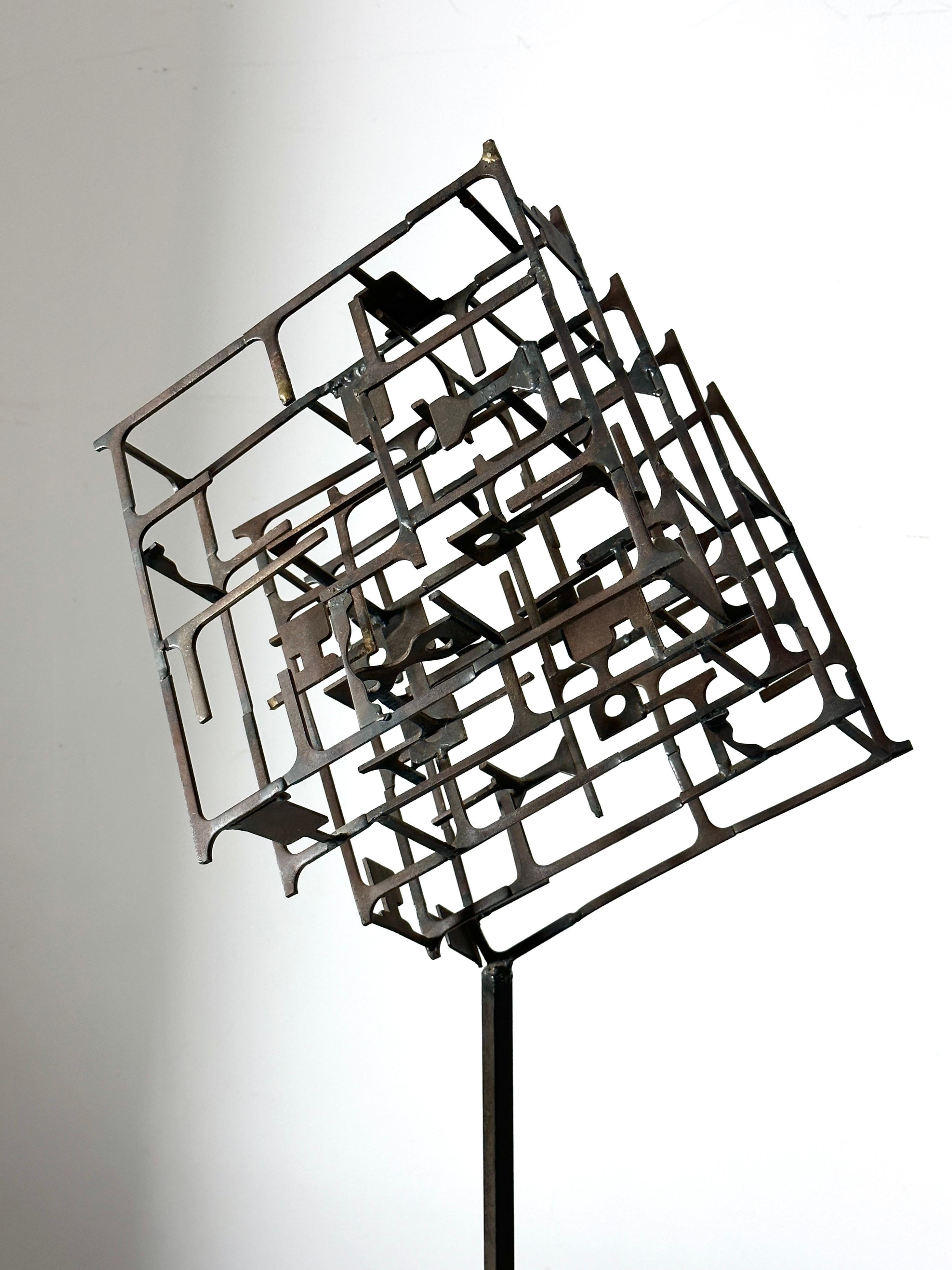 Acier Sculpture cubique labyrinthe abstraite brutaliste d'origine mi-siècle moderne de 38 pouces en vente