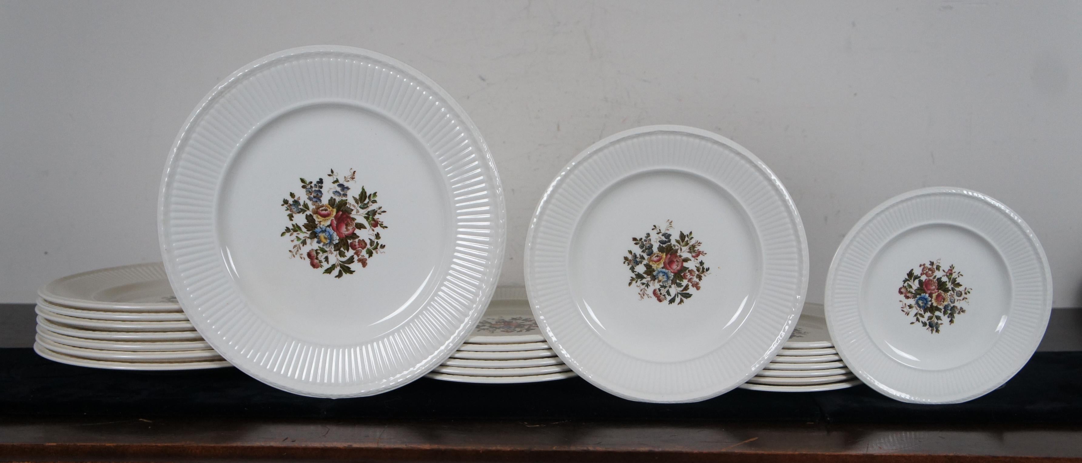20ième siècle Ensemble de 38 pièces de service de table antique Wedgwood Conway Edme China Floral AK8384 en vente