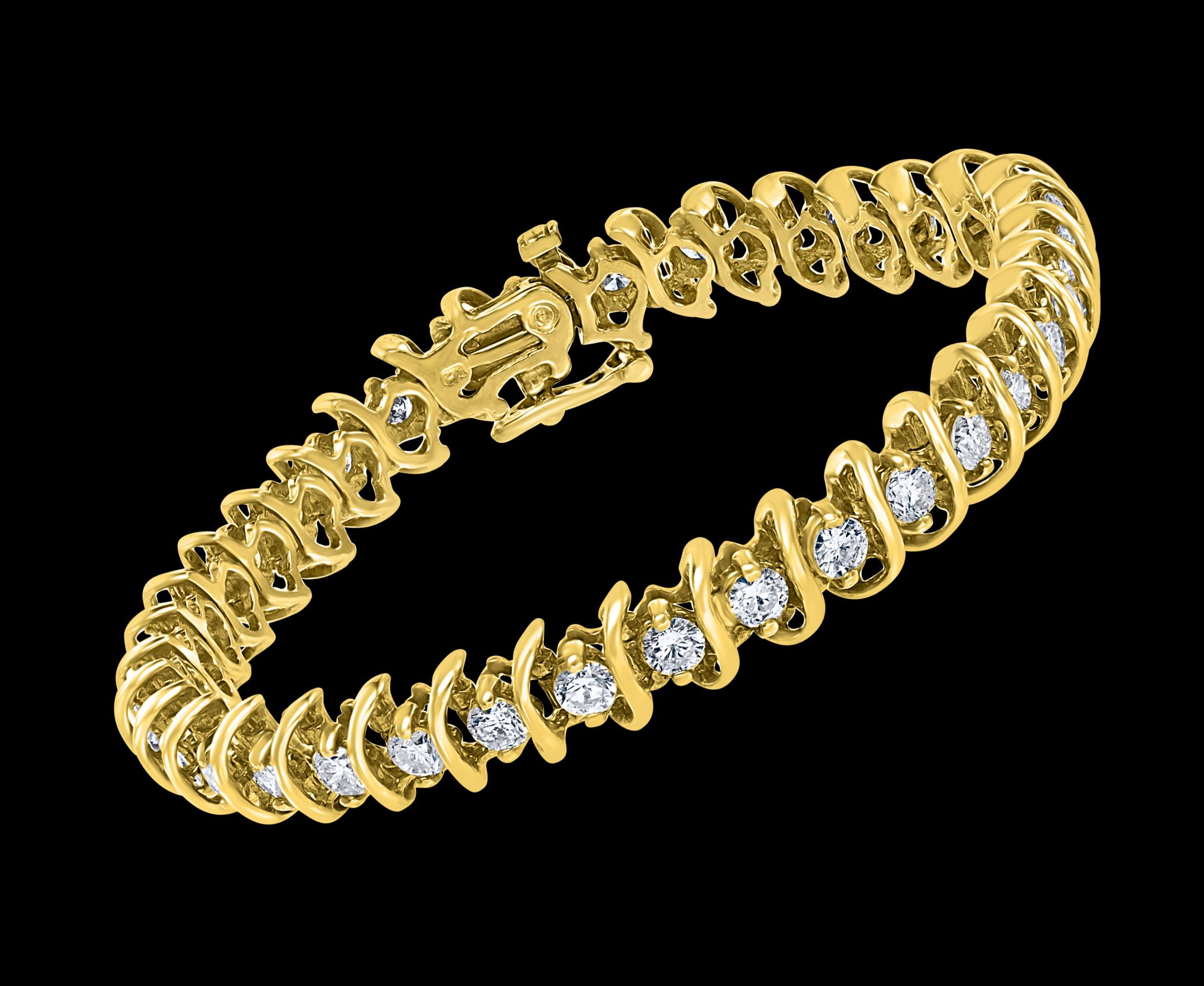 
38 Bracelet de tennis en or jaune 14 K, diamants ronds 15-18 points, 5,7 ct Bracelet de ligne
Voici le bracelet de tennis le plus audacieux qui soit. La rangée unique d'ornements sertis  Diamants ronds de taille Brilliante.
15-18 pointeurs chacun,