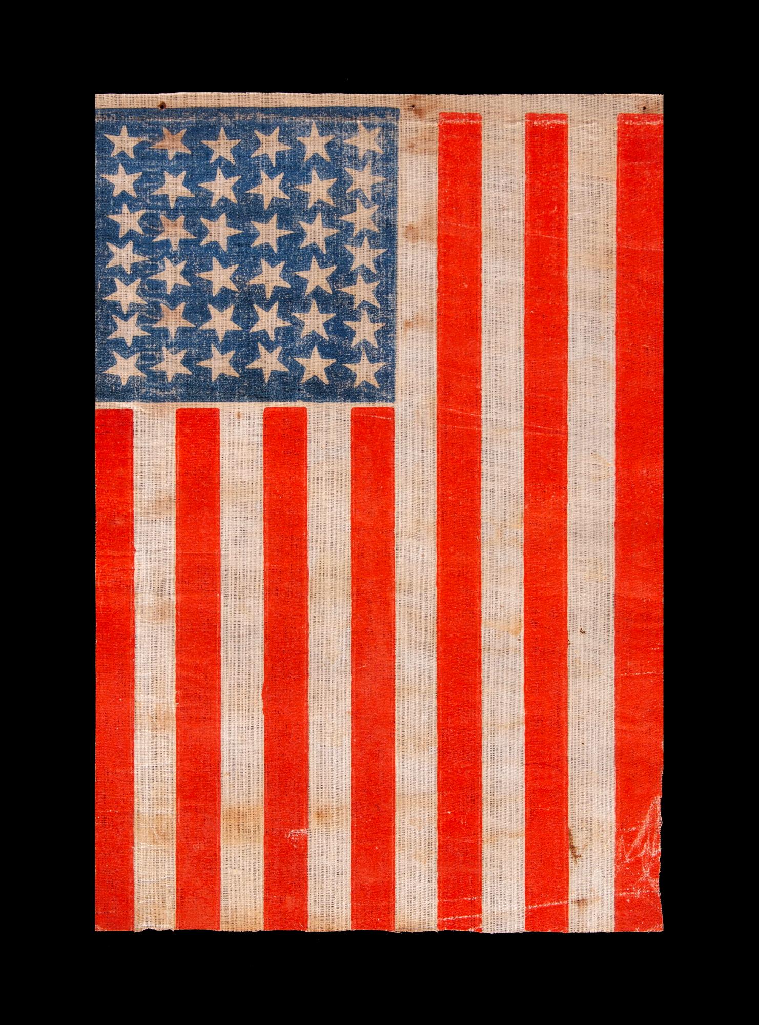 BANDERA AMERICANA ANTIGUA DE 38 ESTRELLAS CON POSICIONAMIENTO DE ESTRELLAS DISPERSAS HECHA DURANTE EL PERIODO EN QUE COLORADO FUE EL ESTADO MÁS RECIENTE EN UNIRSE A LA UNIÓN, 1876-1889

Bandera de desfile nacional estadounidense de 38 estrellas,