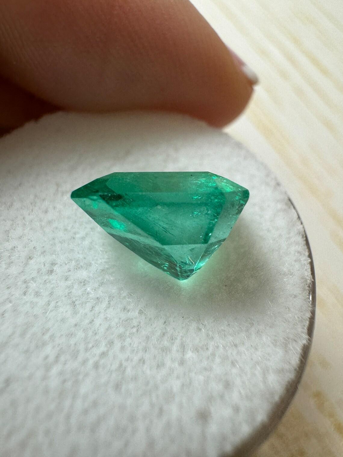 3,80 Karat 10x9 glänzender grüner loser kolumbianischer Smaragd im Smaragdschliff im Smaragdschliff Mai im Angebot 1